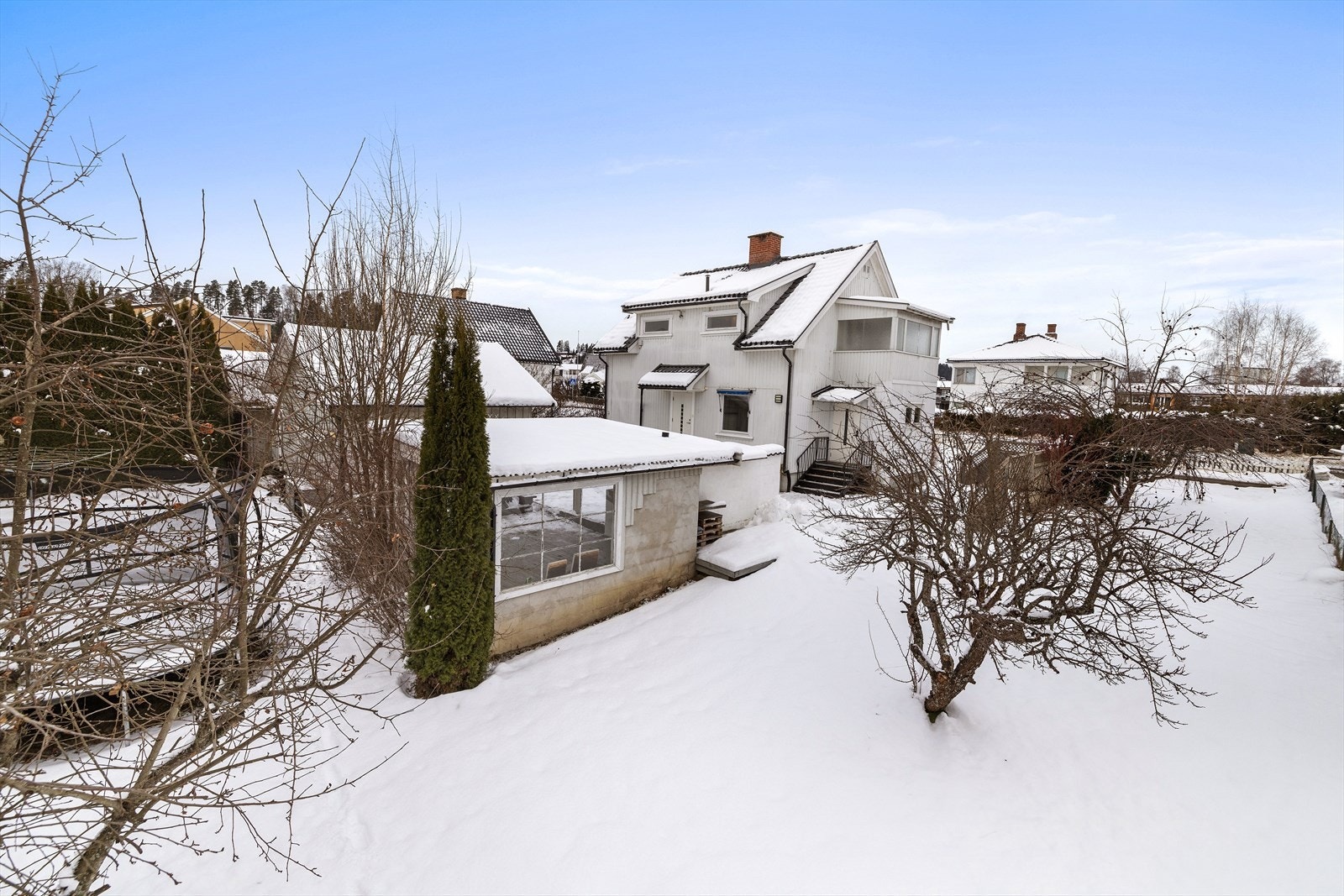 Eiendommen har en romslig og skjermet tomt med hage. Galleribilde