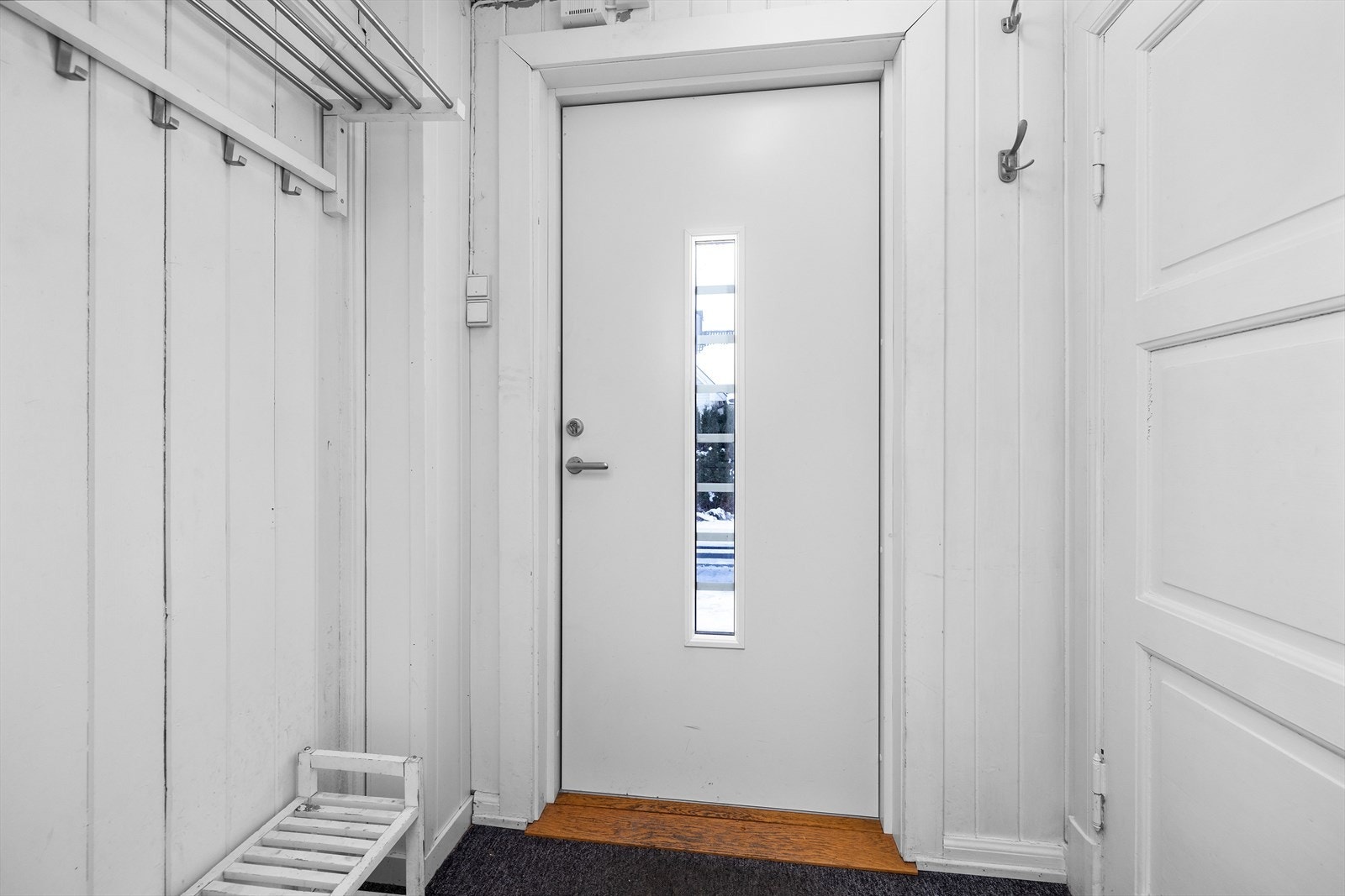 Velkommen inn i en lys og praktisk entré med plass til yttertøy. Galleribilde