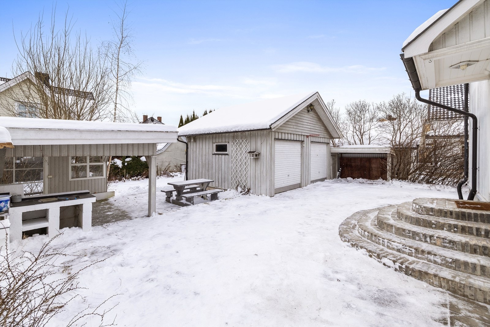 I gårdsplassen er det en dobbelgarasje og gode parkeringsmuligheter. Galleribilde