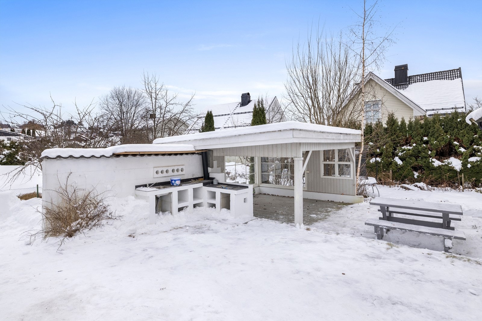 Her er det tilrettelagt for sosiale sammenkomster med et praktisk utekjøkken. Galleribilde