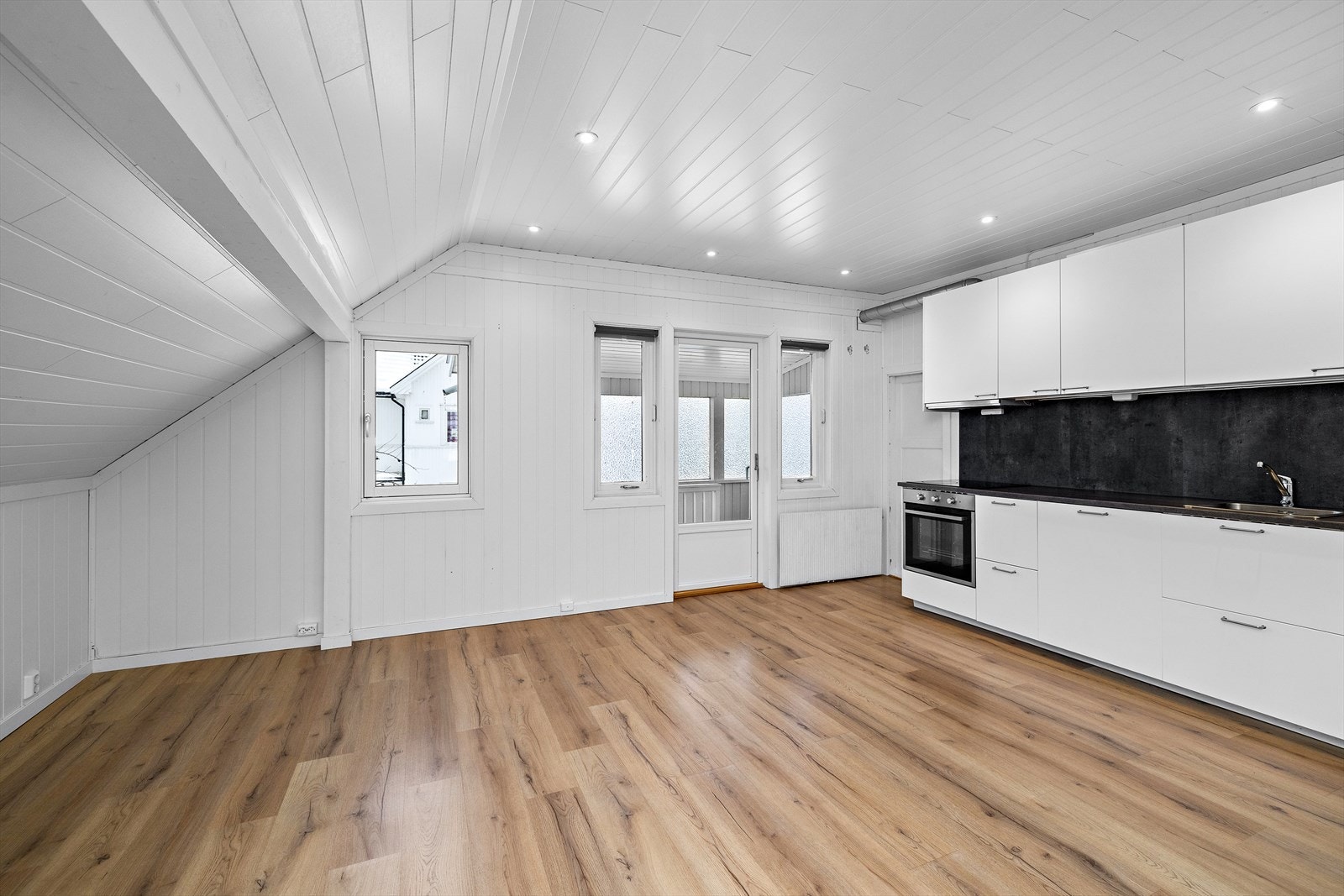 Stuen har skråtak som gir en luftig romfølelse. Galleribilde