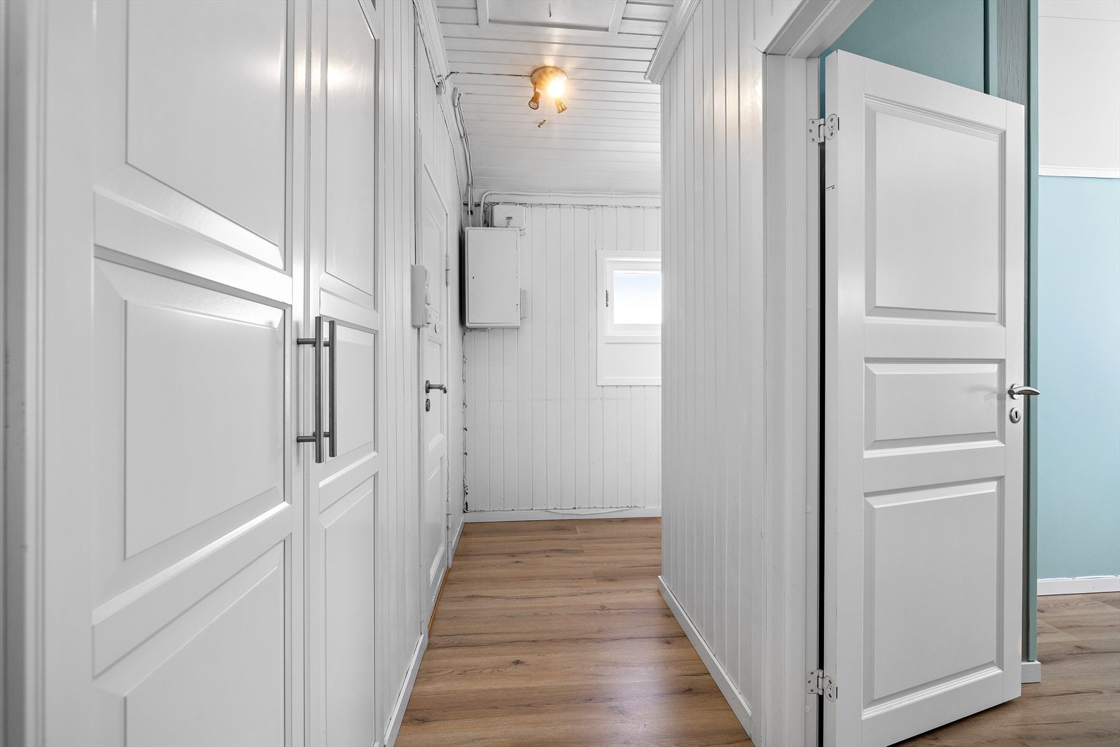 En gang med god skapplass forbinder rommene i loftsetasjen. Galleribilde