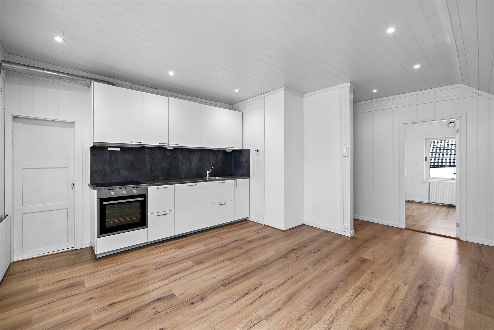 Her oppe finner du en åpen stue- og kjøkkenløsning med moderne uttrykk. Galleribilde