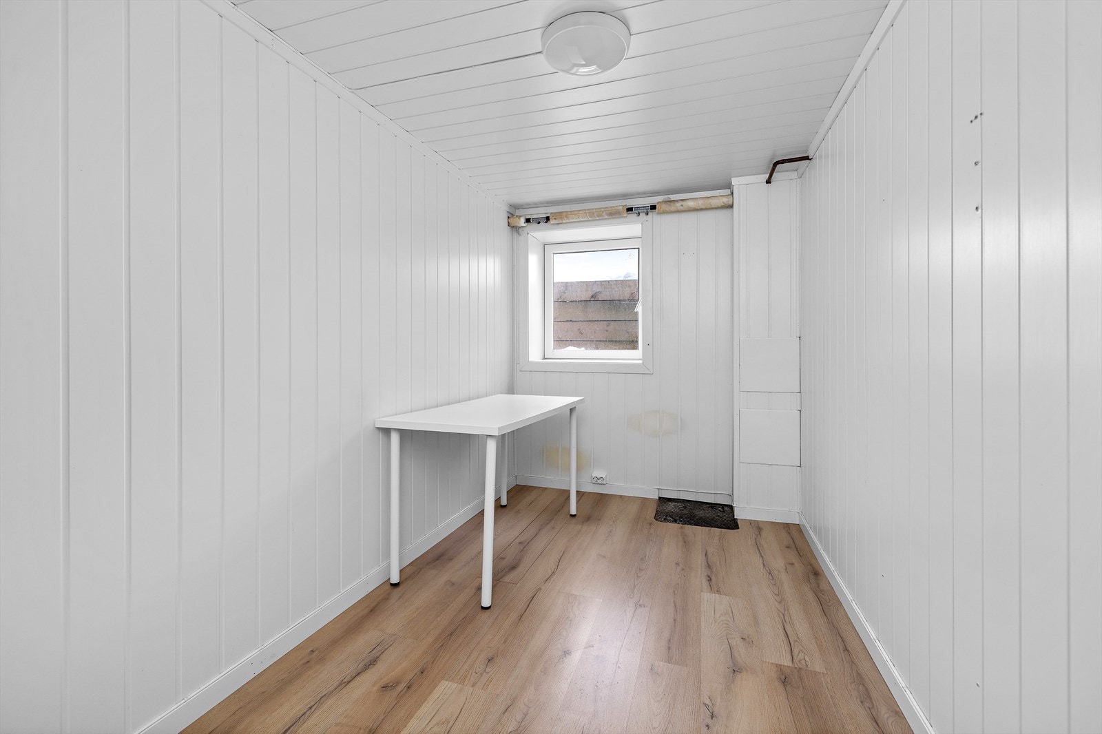 Her nede er det to rom som kan benyttes som soverom eller hobbyrom. Galleribilde