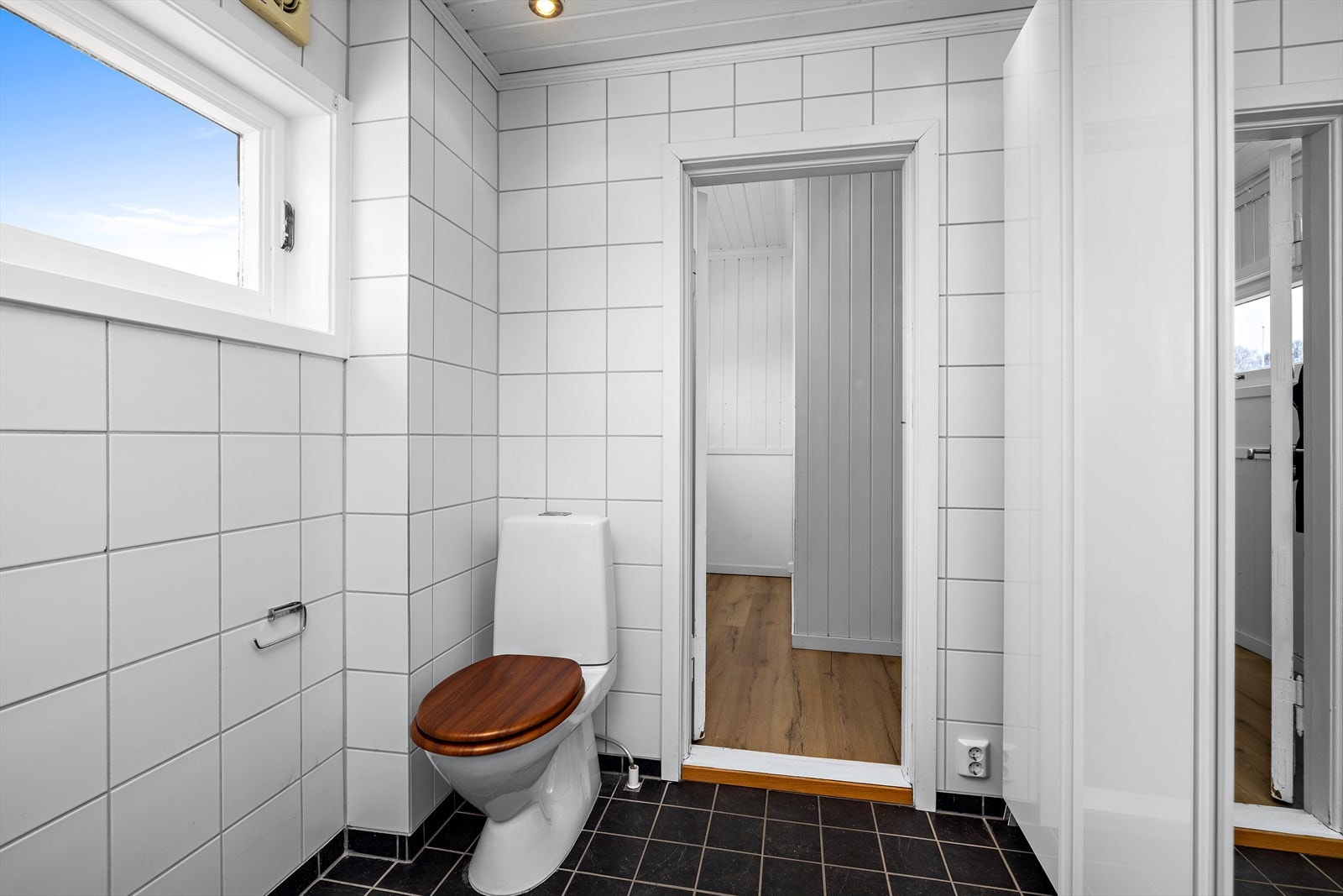 Badet på loftet er flislagt og utstyrt med toalett og dusj. Galleribilde