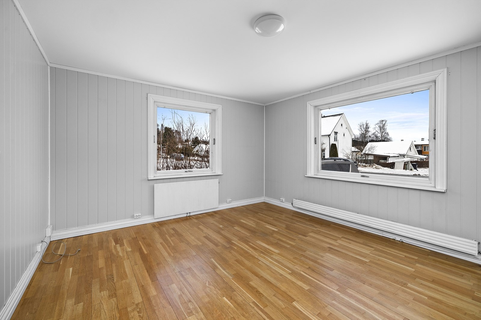 Stuen har parkett på gulvet og store vindusflater som gir godt med lys. Galleribilde