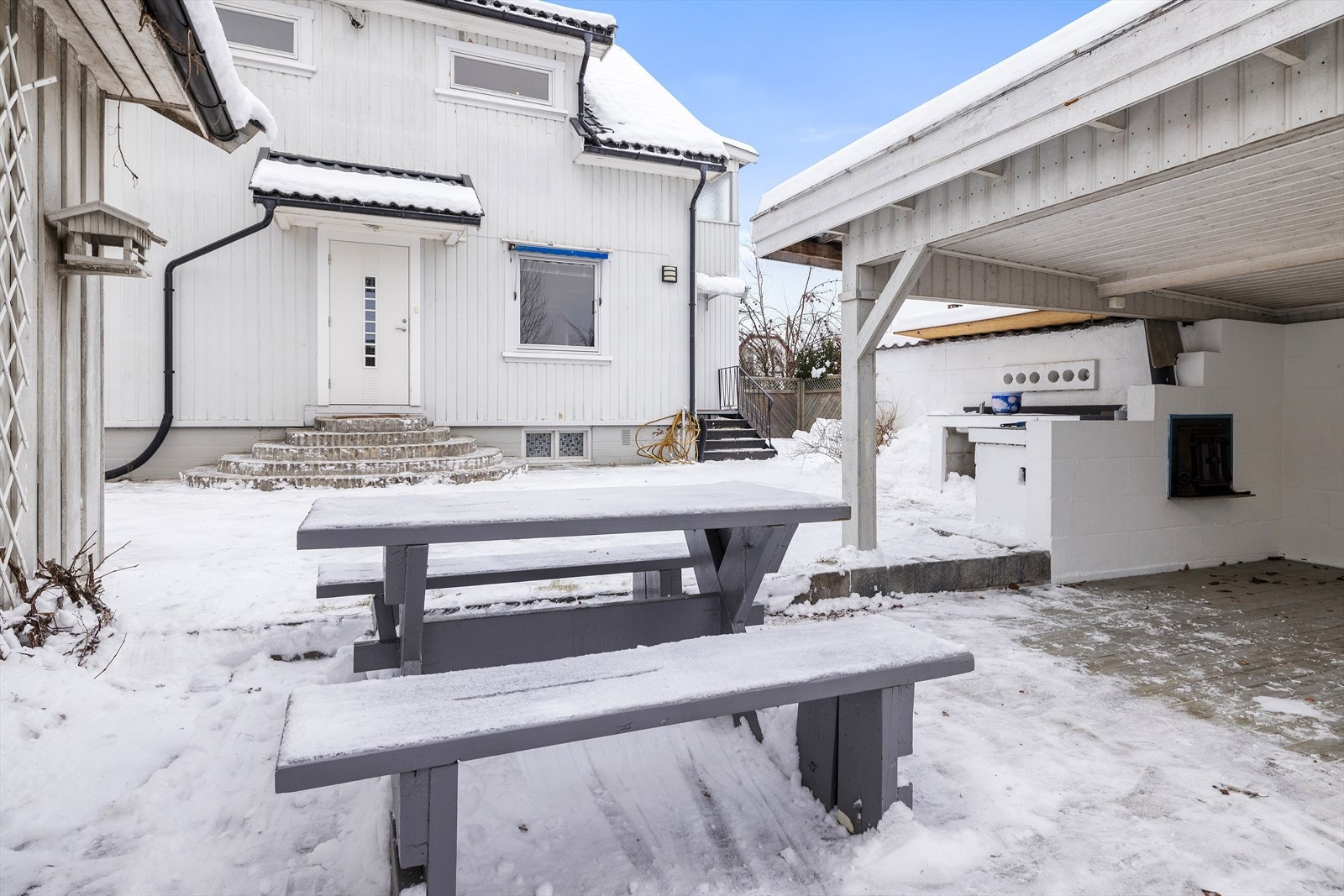 Uteplassen er delvis overbygget og har en fastmontert utepeis. Galleribilde