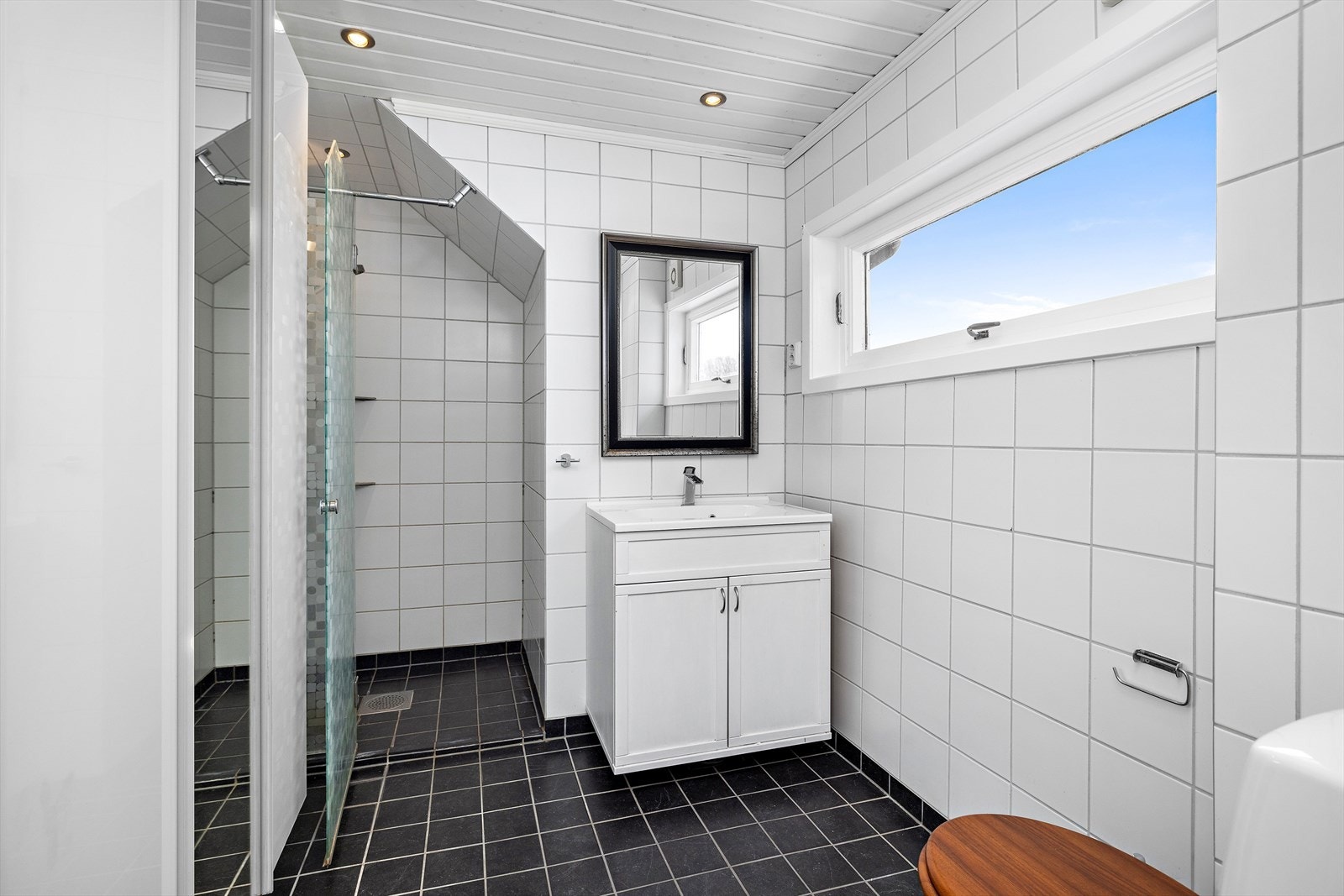 Innredningen består av servant med underskap og et praktisk dusjkabinett. Galleribilde