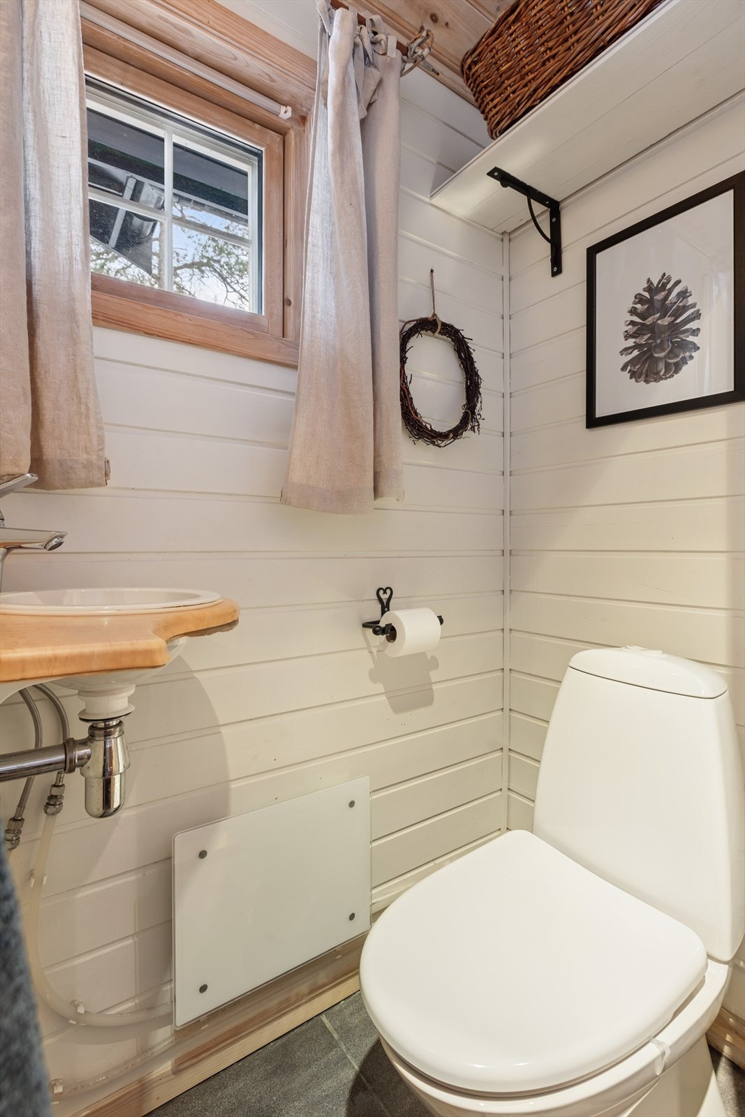 Opprinnelig bod ved entréen er i dag omgjort til vaskerom og toalettrom - ikke bruksendret eller godkjent. Se punkt "Ferdigattest". Galleribilde