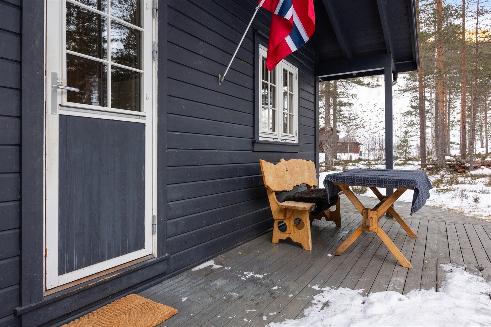 Tilhørende hytta er en herlig markterrasse med plass til utemøblement og grill. Galleribilde