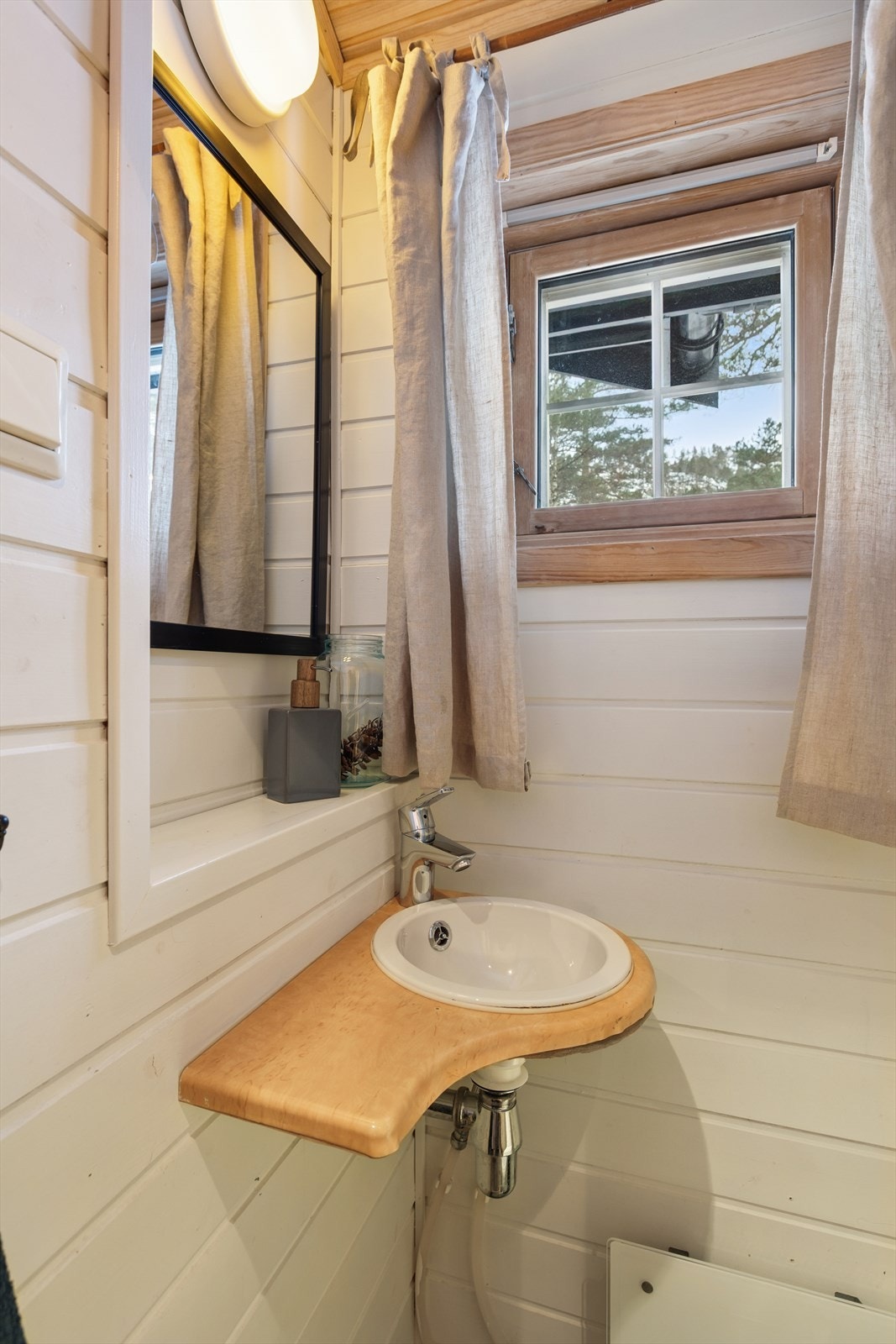 Toalettrommet er innredet med gulvstående toalett og servant. Galleribilde