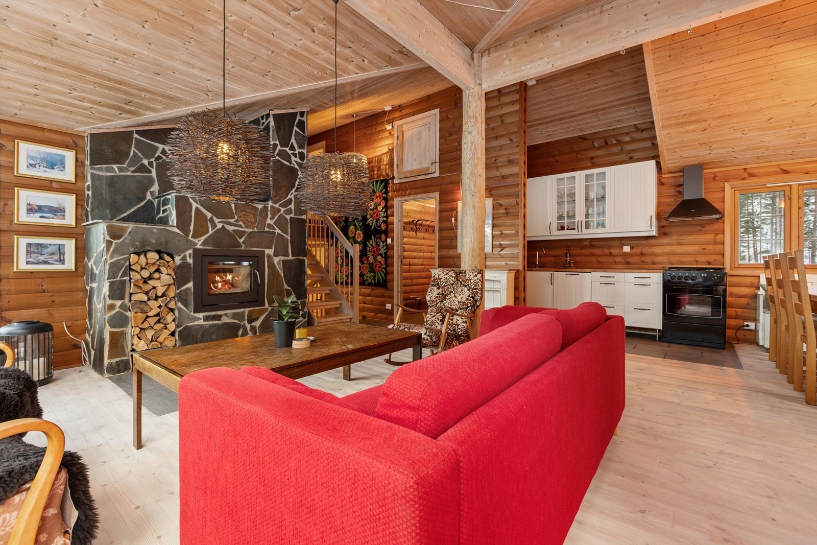 Hytta har furu- og flisgulv, kombinert med trepanel på veggene. Galleribilde