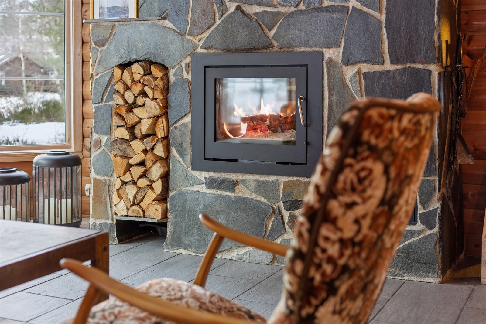 Oppholdsrommet er et sosialt samlingspunkt, perfekt for hyggelige stunder på hytta. Galleribilde