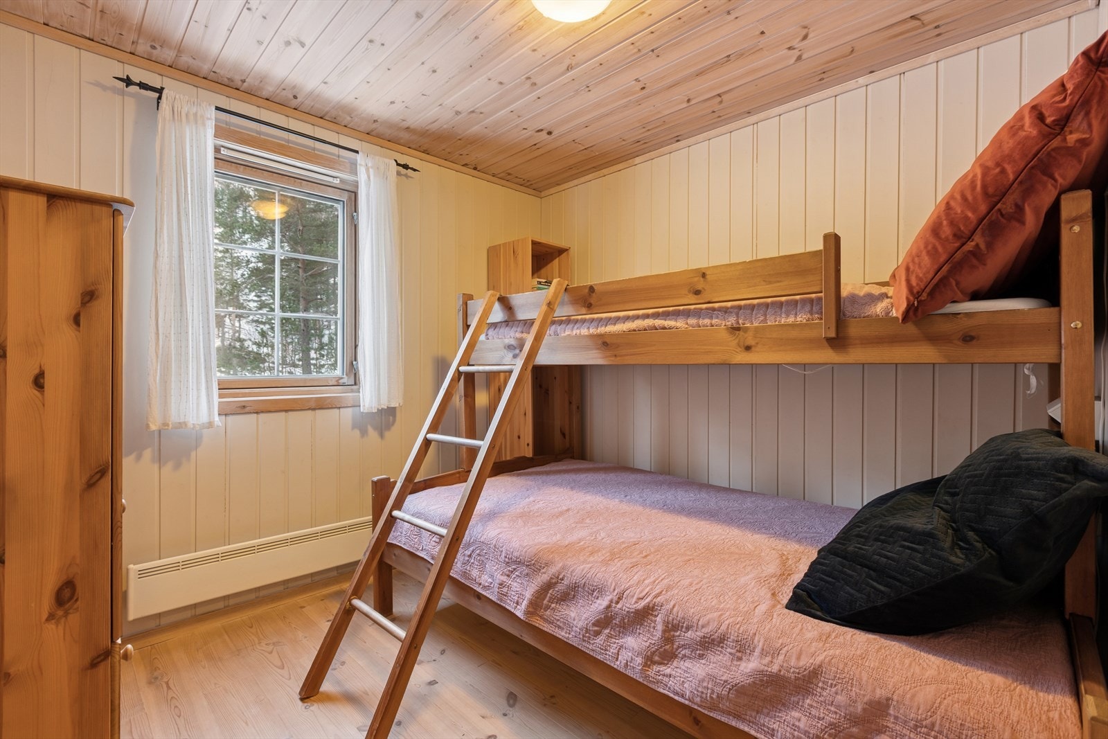 Det er tre soverom etablert i første etasje og to soverom på loftet. Galleribilde