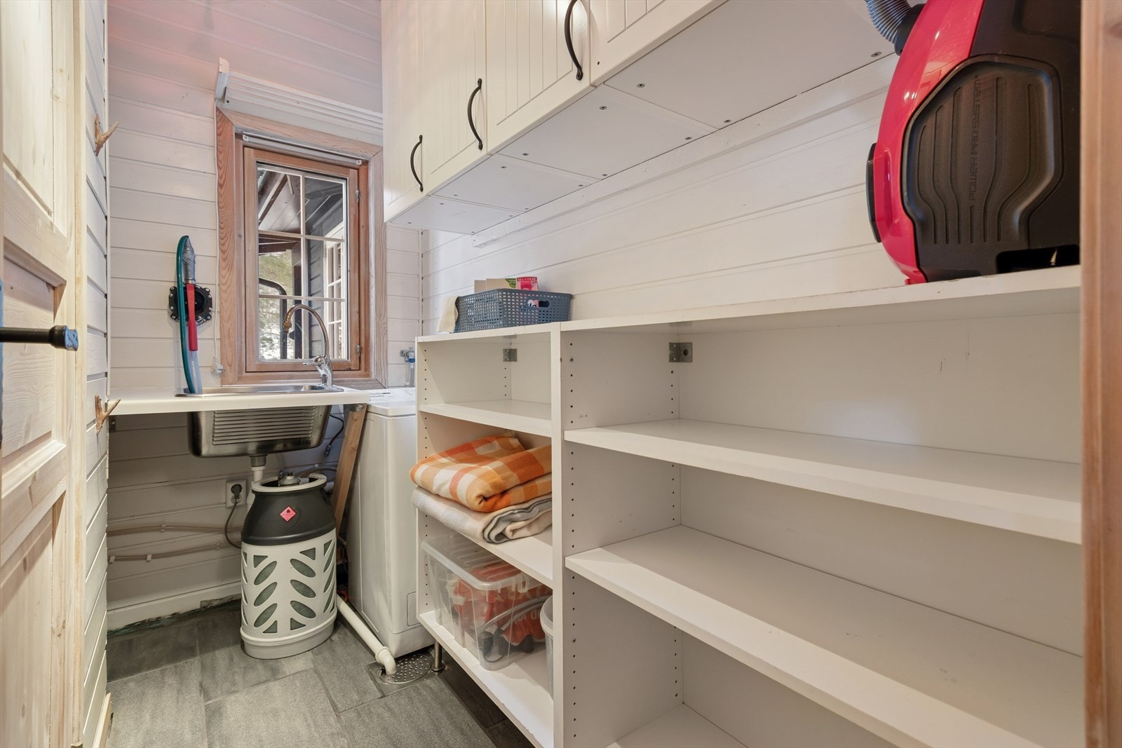 Vaskerommet har opplegg for vaskemaskin og utslagsvask. Galleribilde