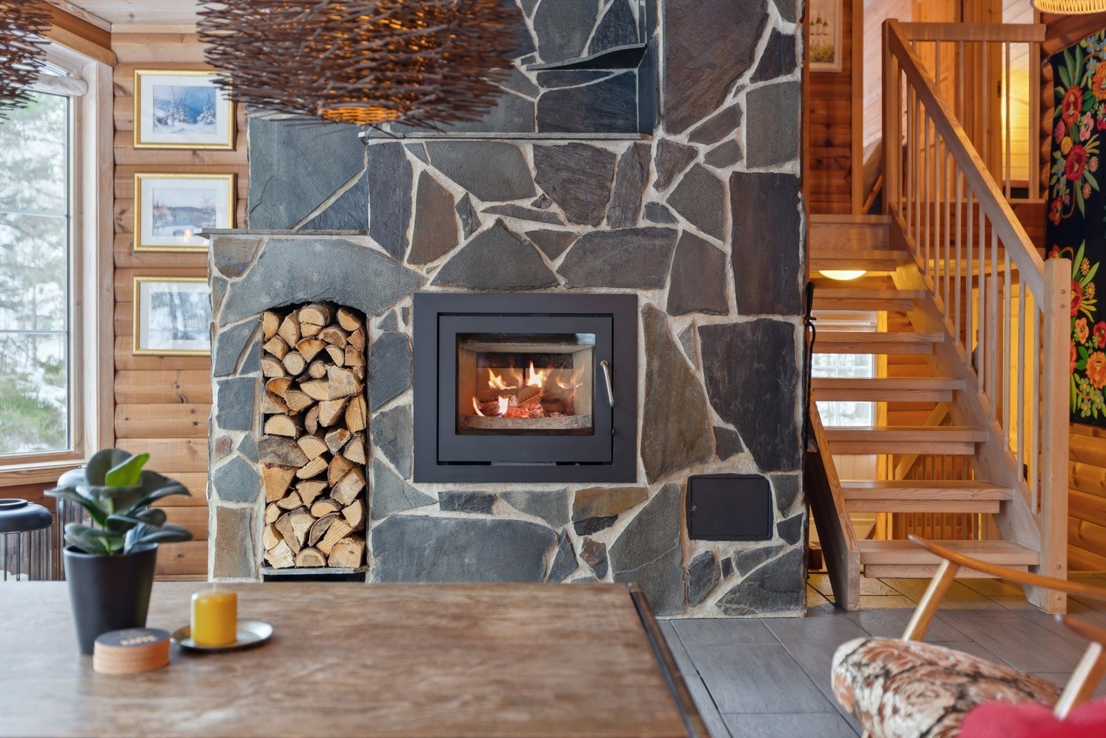 Oppholdsrommet er utstyrt med både varmepumpe og en lekker peisovn. Galleribilde