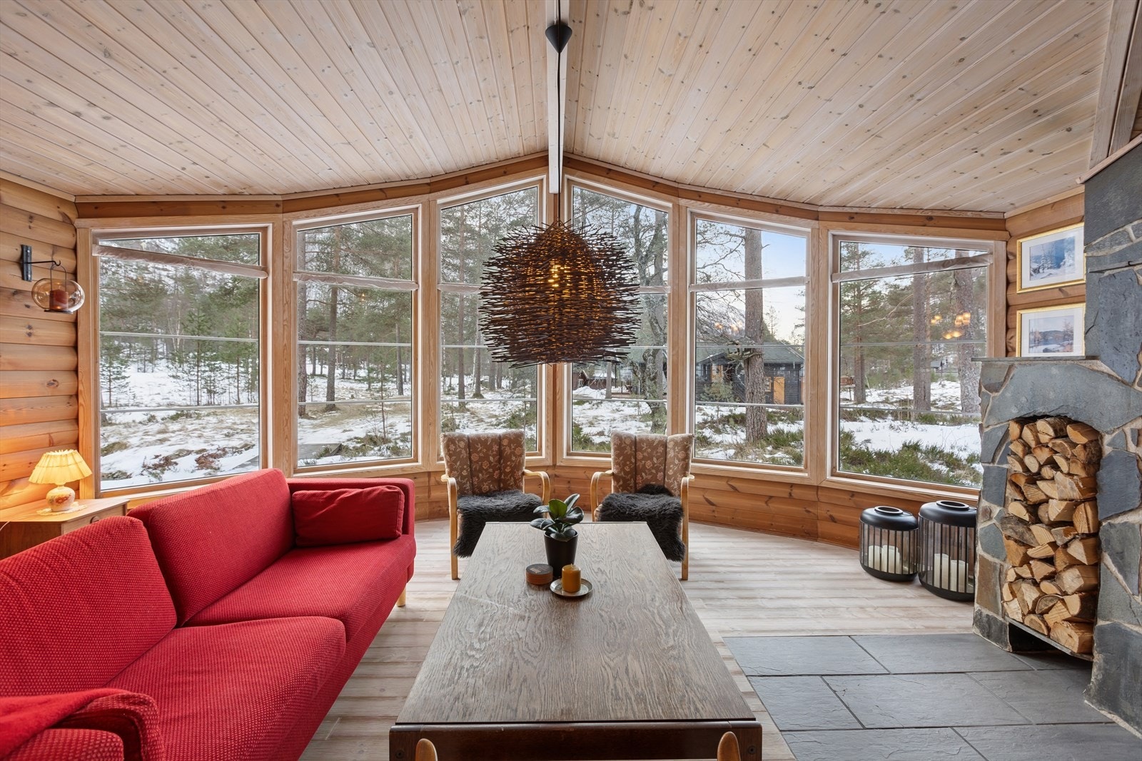 Innvendig byr hytta på et trivelig oppholdsrom med god takhøyde og store vindusflater. Galleribilde