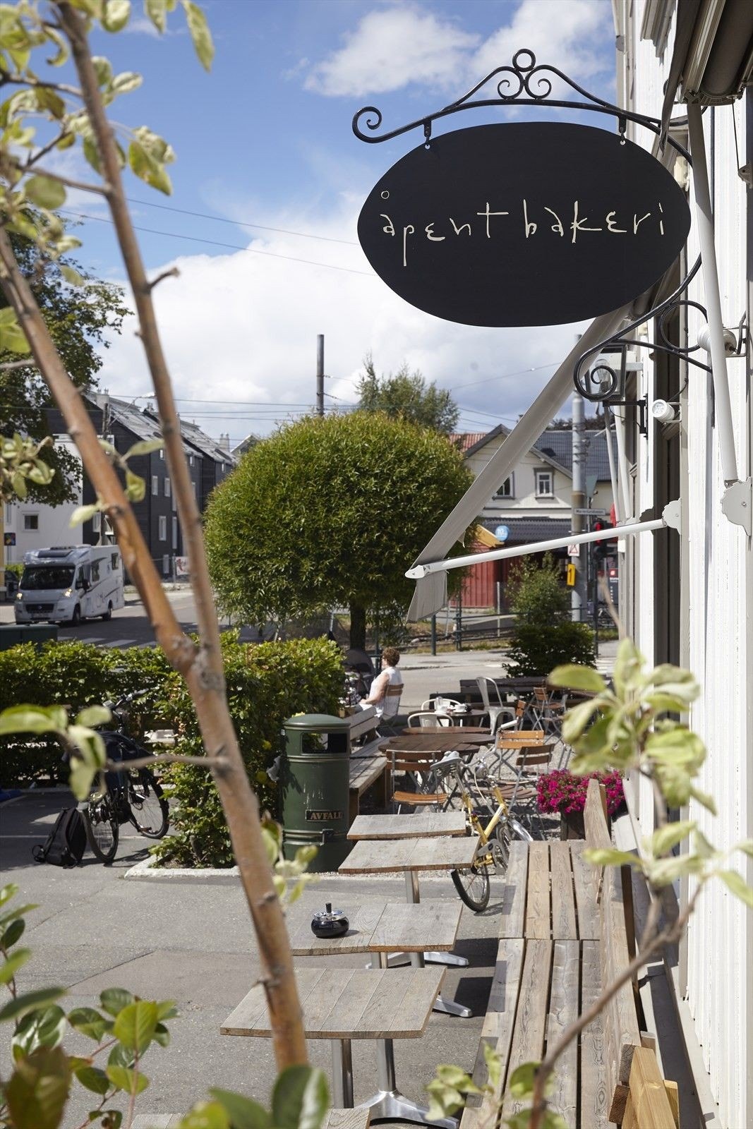 Hyggelige cafeer, bakeri og andre servicetilbud på Holtet som nyrenoverte Jacobs. Galleribilde