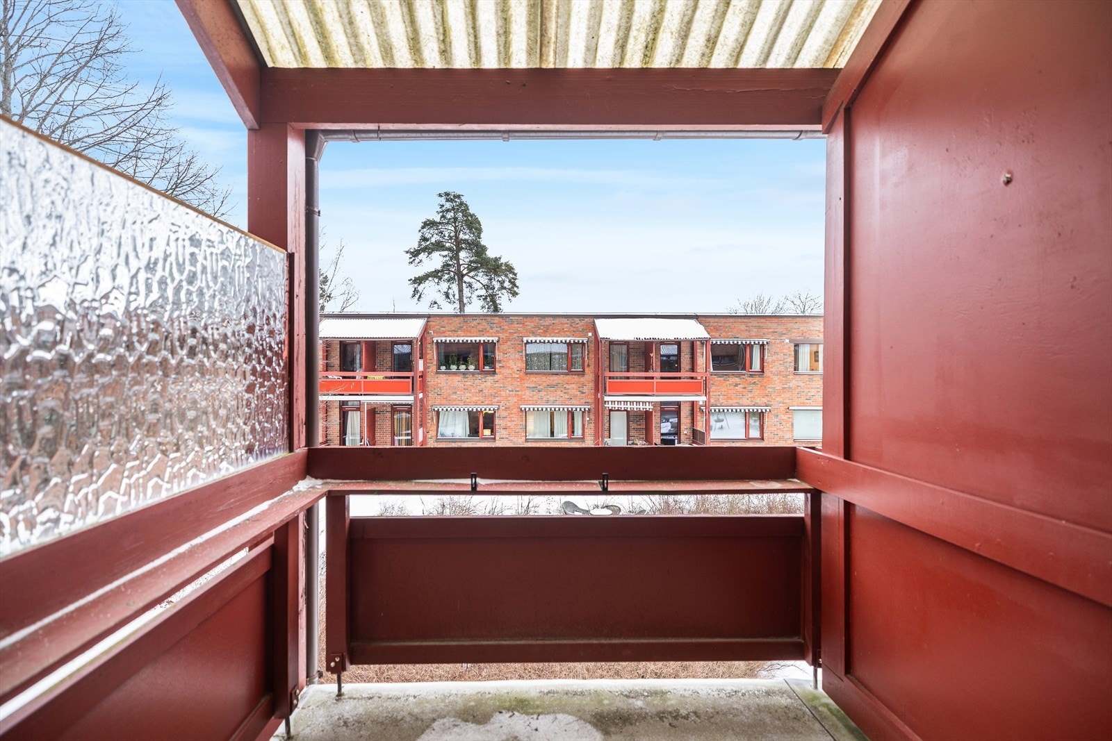 Balkongen er ca 3 kvm med plass til et bord og stoler. Galleribilde