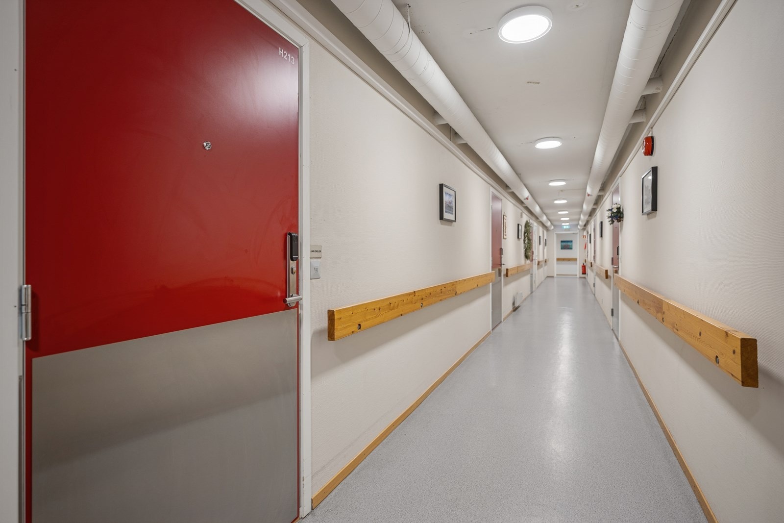 Enkel adkomst til leiligheten via leilighetskorridor Galleribilde
