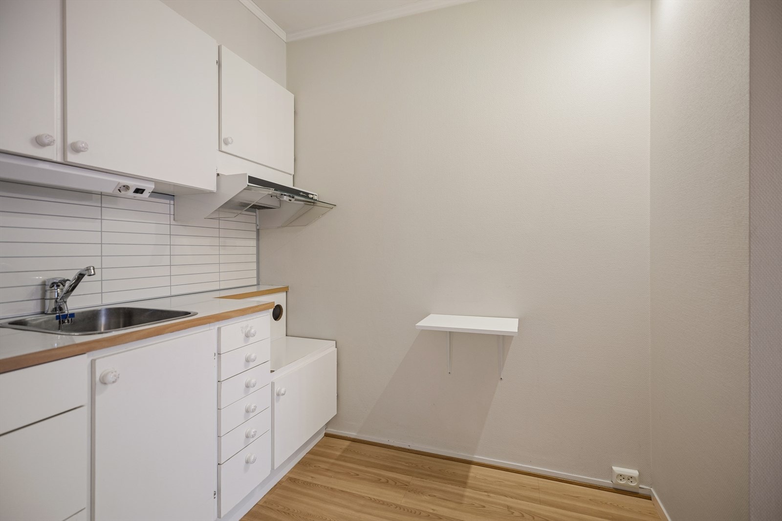 et er plass til (medfølger ikke) kjøl/fryseskap, hybelkomfyr og micro. Det er kjøkkenventilator med avtrekk ut og komfyrvakt. Galleribilde