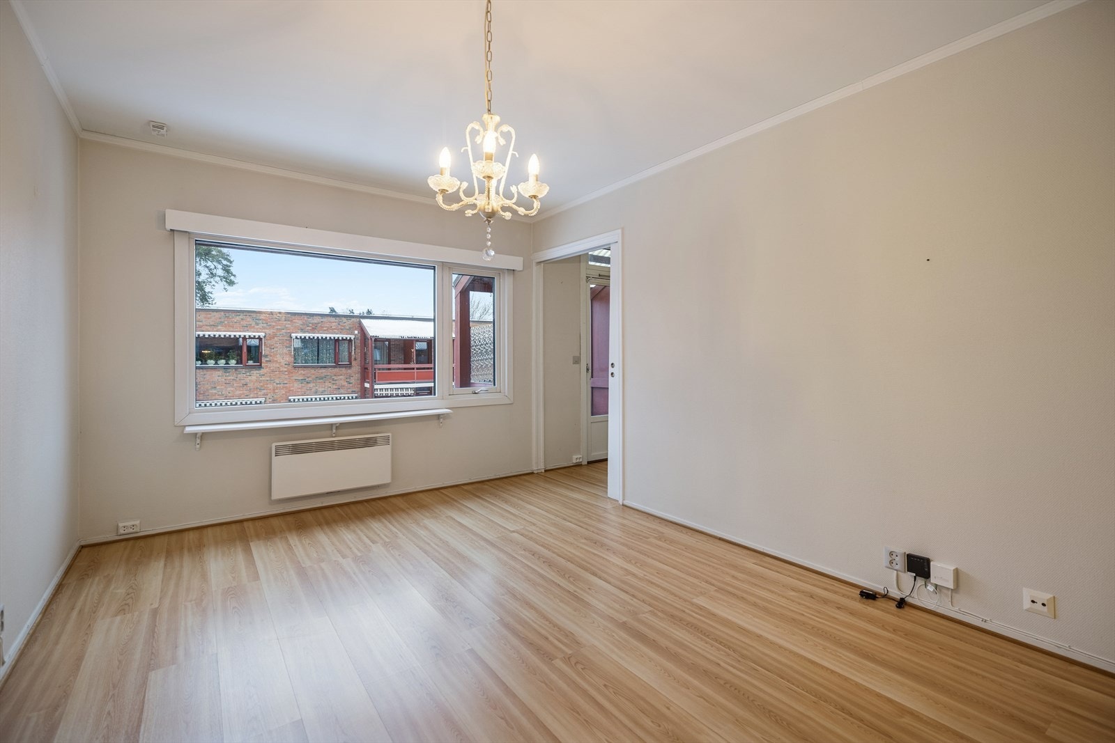 Leiligheten er i dag malt i en lys og anvendelig nyanse. Gulv med laminat. Galleribilde