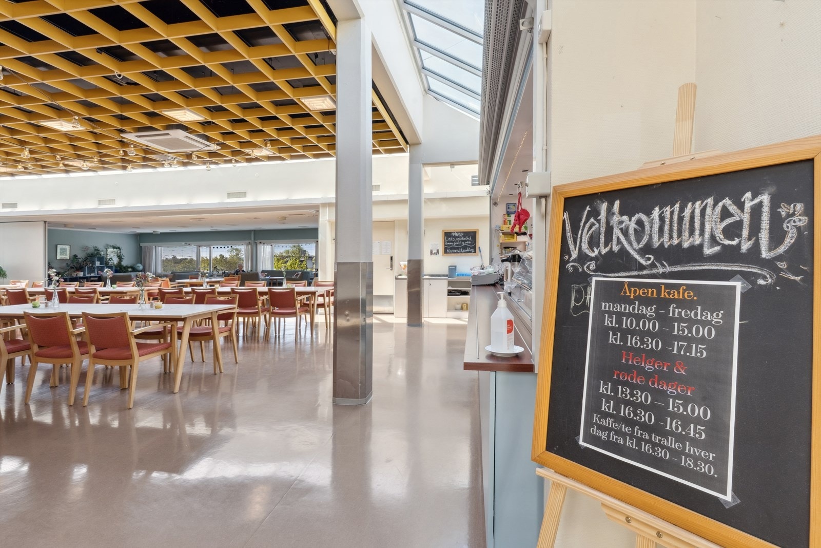 Leiligheten ligger i direkte tilknytning til Skovheim Allsenter som tilbyr flere ulike aktiviteter, servicetilbud og et bredt kulturtilbud. Galleribilde