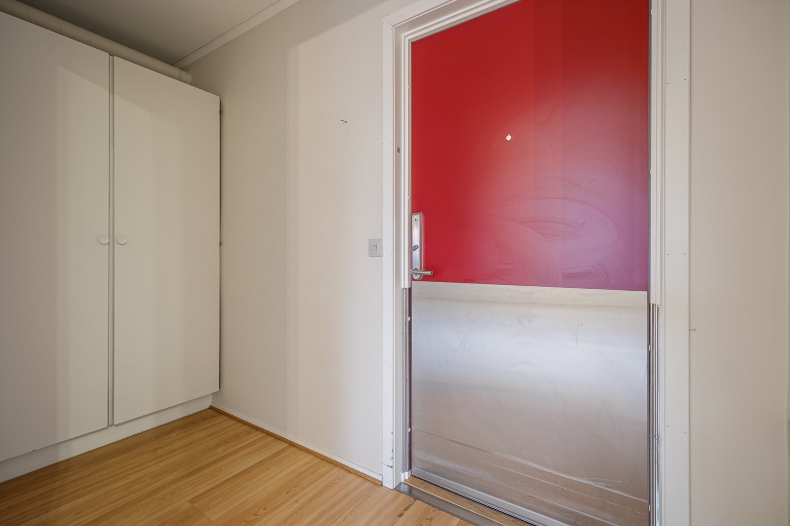 Entreen har oppbevaringsplass i garderobeskap. Galleribilde