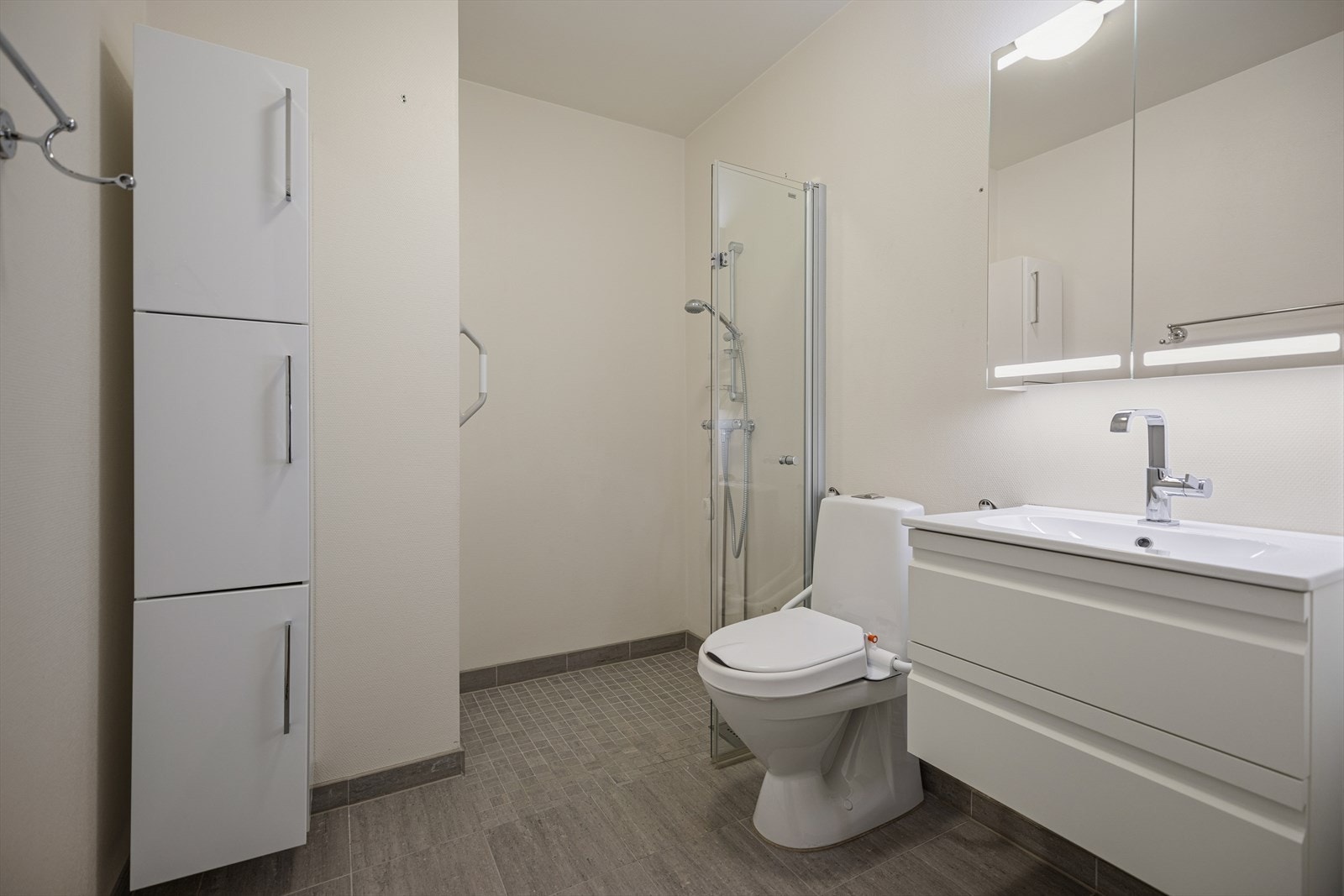 Pent og romslig bad. God oppbevaringsplass i baderomsinnredning. Galleribilde