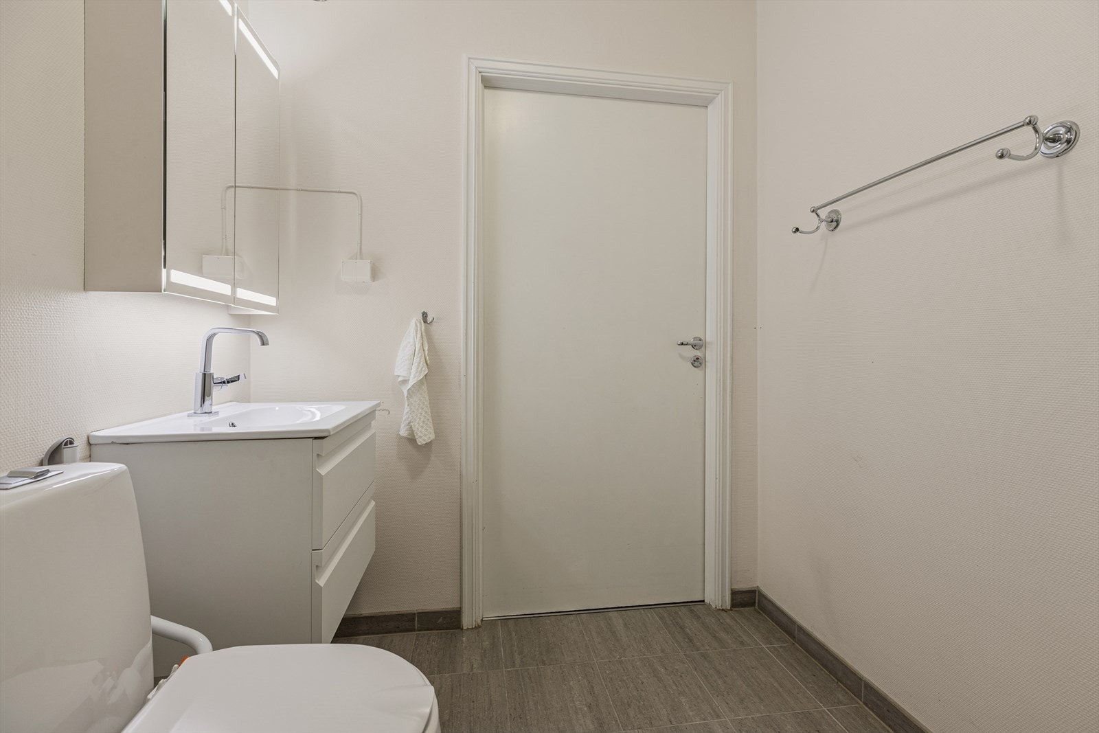 Veggene har våtromstapet/belegg. Taket er malt. Gulvet er flislagt. Rommet har elektriske varmekabler. Galleribilde