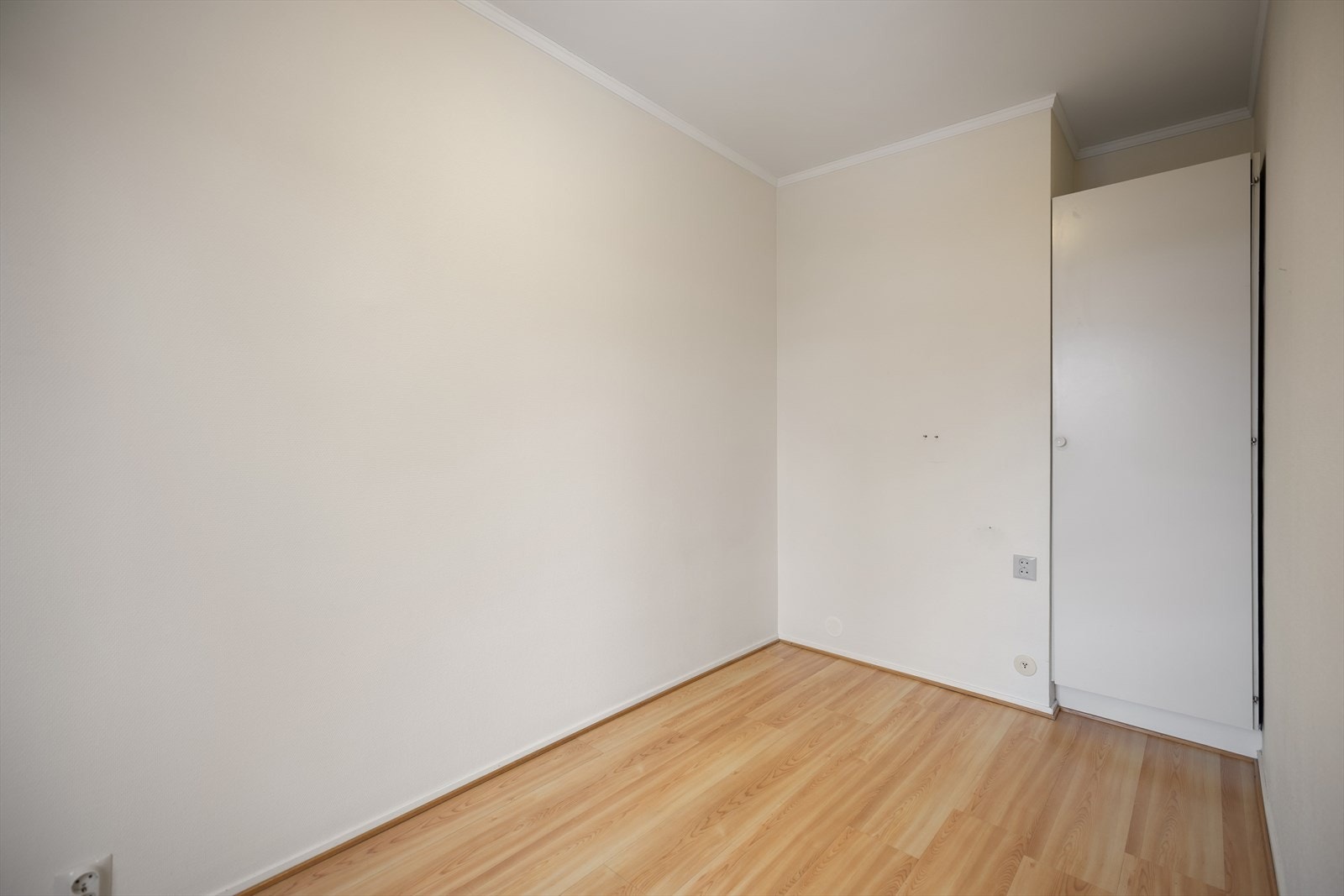 Soverom med garderobeskap. Galleribilde