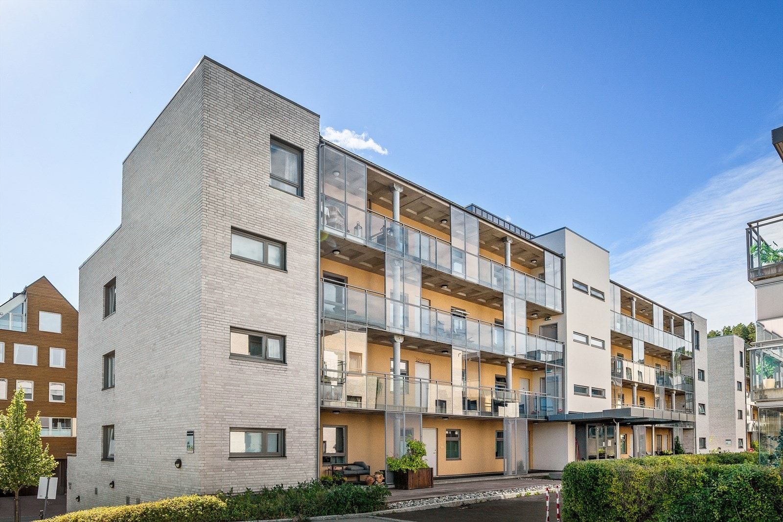 Rett utenfor døren finner du matbutikk, treningssenter, legekontor, tannlege, café, restauranter og om sommeren er det iskiosk med italiensk gelato. Galleribilde