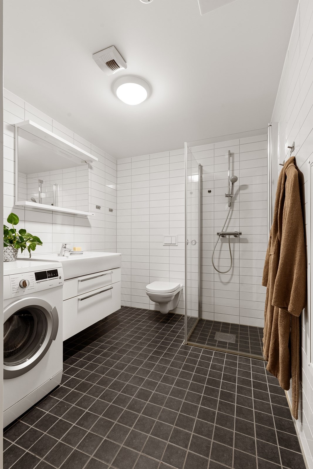 Det er opplegg for vaskemaskin, varmekabler i gulv og nedsenket himling med downlights. Galleribilde