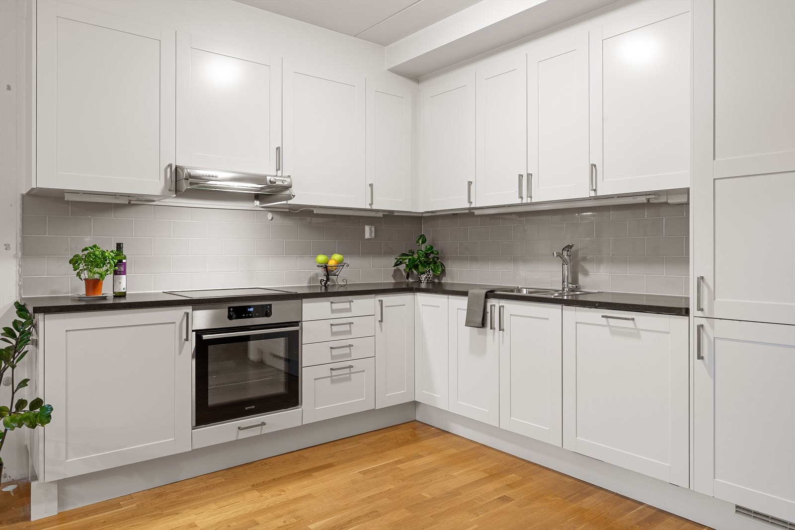 Kjøkkenet er utstyrt med integrerte hvitevarer bestående av induksjonsplatetopp, stekeovn, oppvaskmaskin, kjøleskap med frysedel. Galleribilde