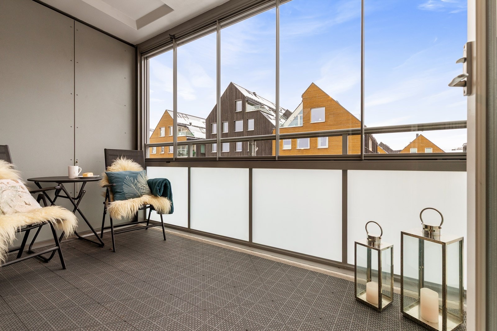 Leiligheten har en innglasset balkong på ca. 7 kvm med adkomst fra stuen. Den innglassede løsningen gir et skjermet uteareal som kan brukes store deler av året, med fint utsyn over nærområdet. Galleribilde