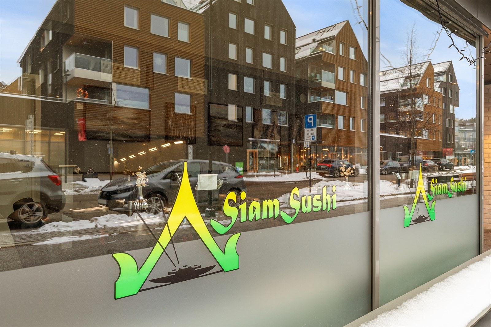Siam Sushi serverer nydelig sushi og asiatisk mat. Restauranten har både sitteplasser og takeaway og ligger i byggets hovedetasje mot gateplan. Galleribilde