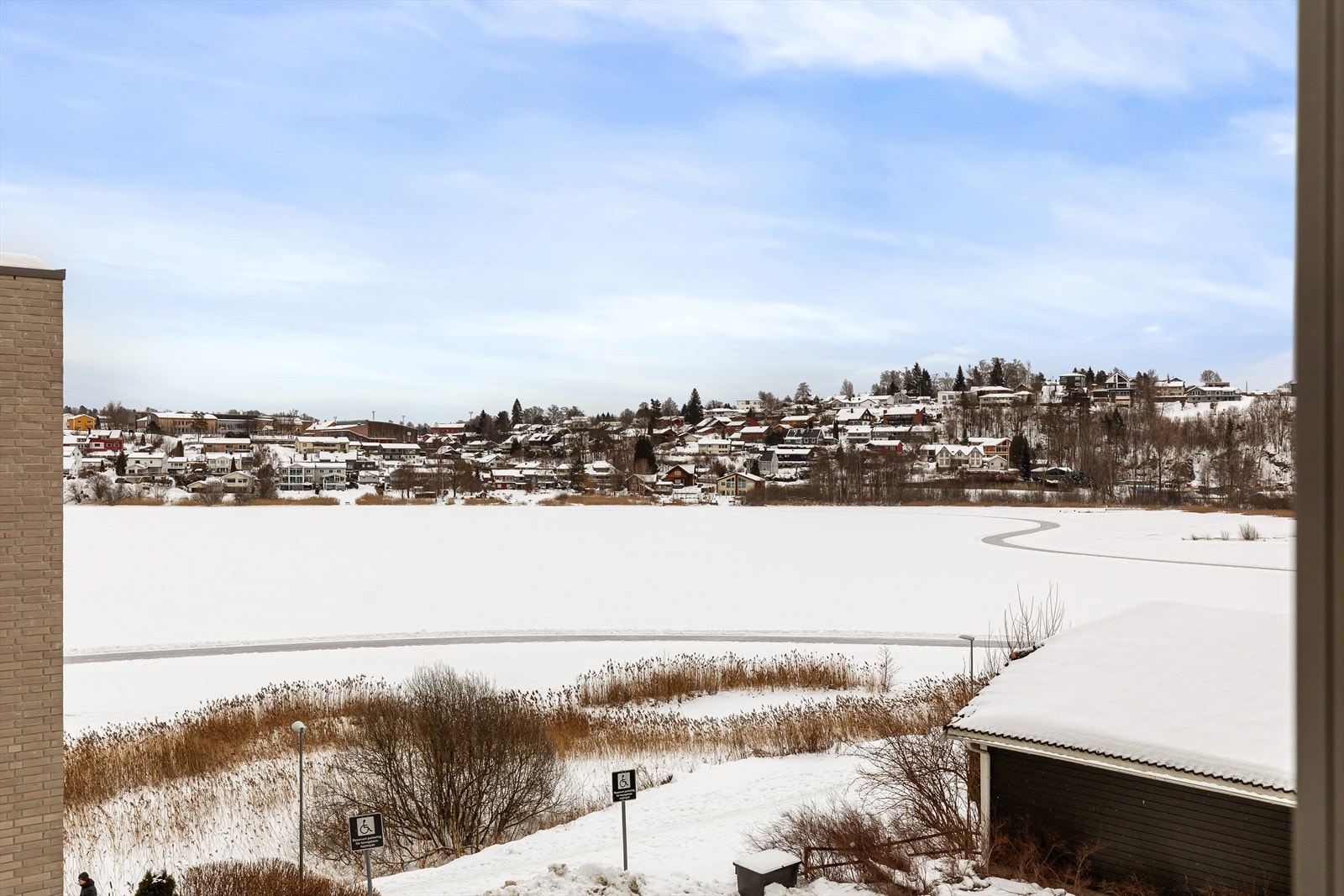 Fra soverommet er det nydelig utsikt til Gjellumvannet. Galleribilde