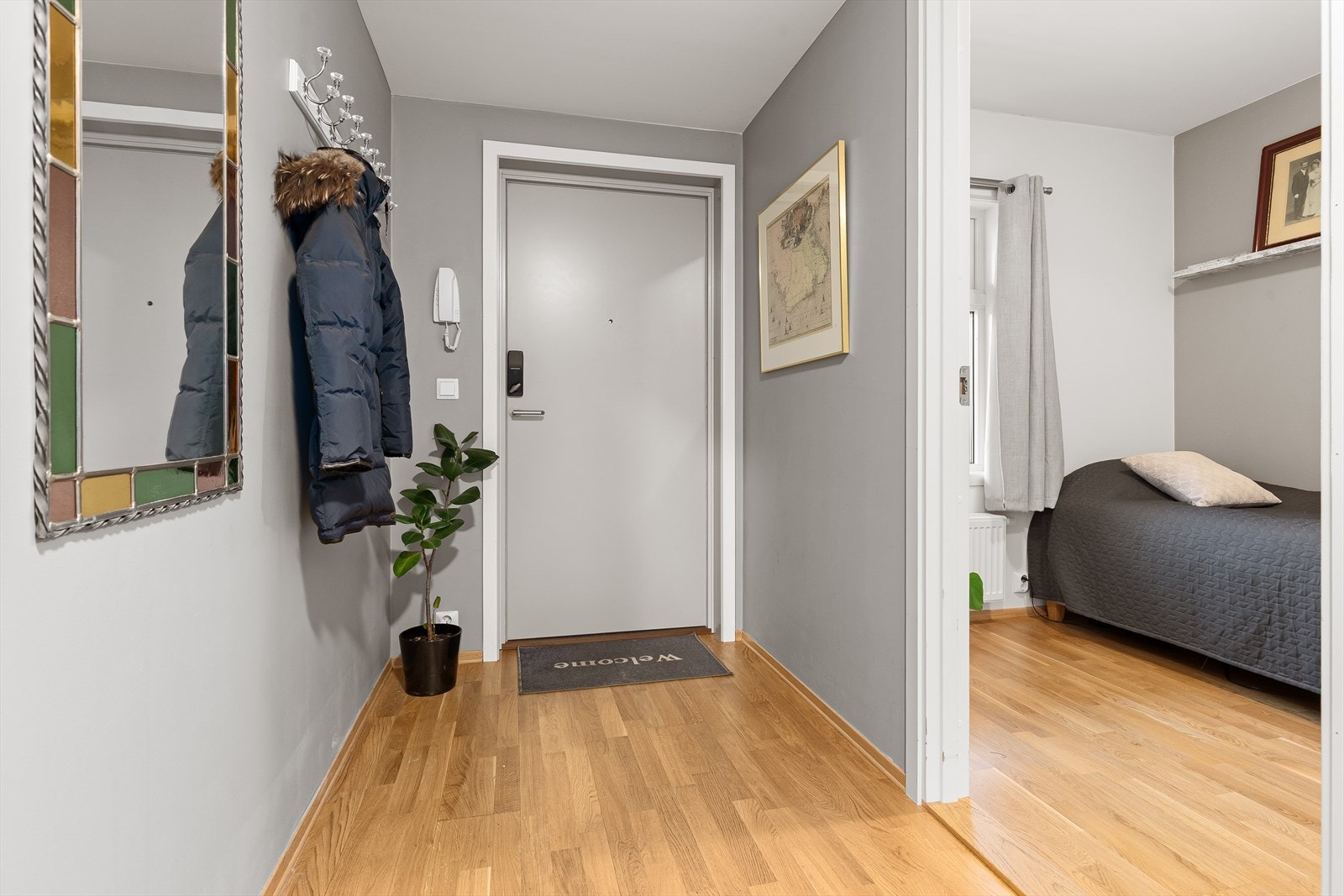 Boligen har praktisk adkomst med heis fra bakkeplan og direkte forbindelse til garasje, noe som gir en enkel og komfortabel hverdag. Det er mulighet for oppheng av yttertøy langs veggen, samt plass til skohylle med benk. Galleribilde