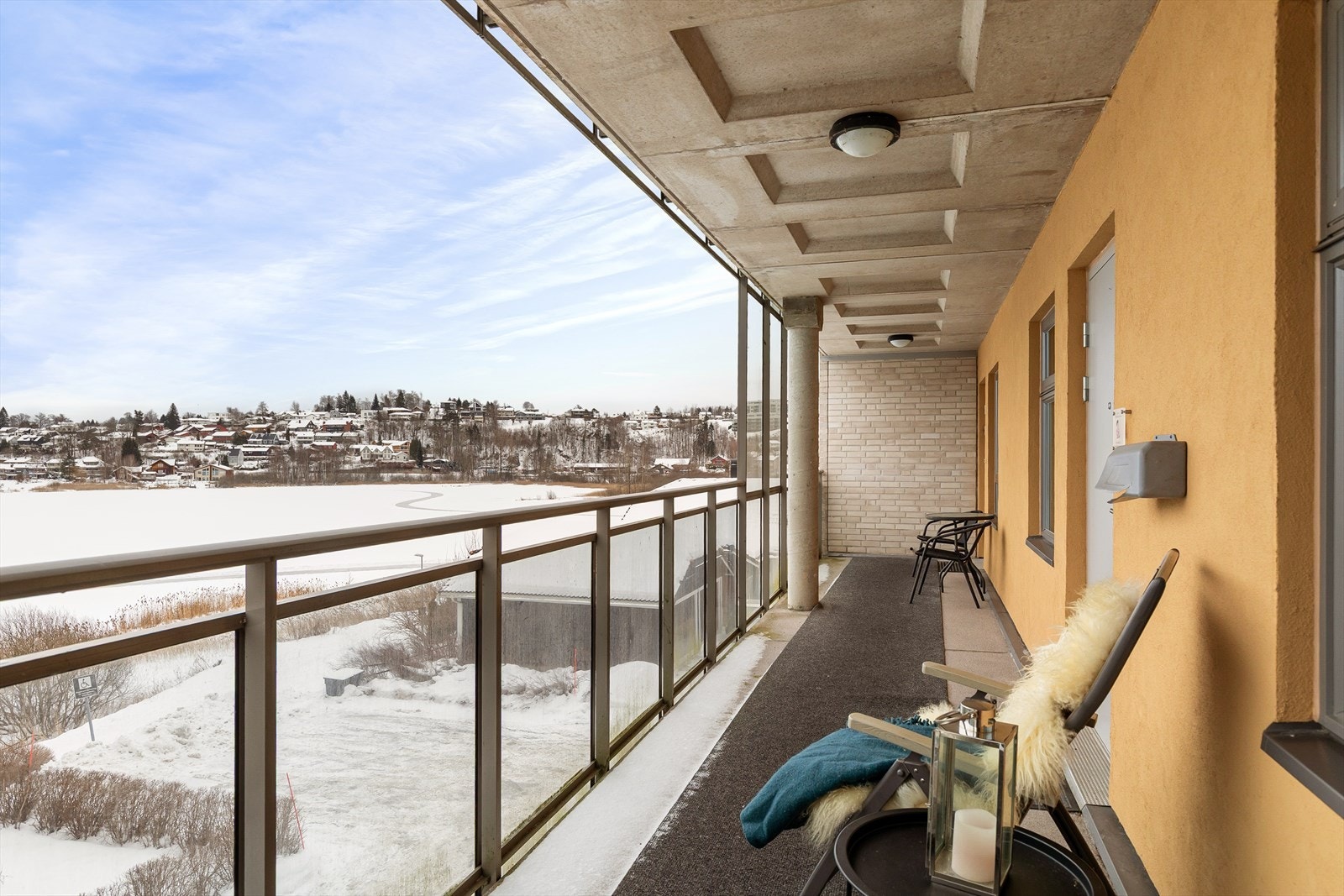 Ved inngangssiden er det en åpen svalgang med utsikt til Gjellumvannet. Galleribilde