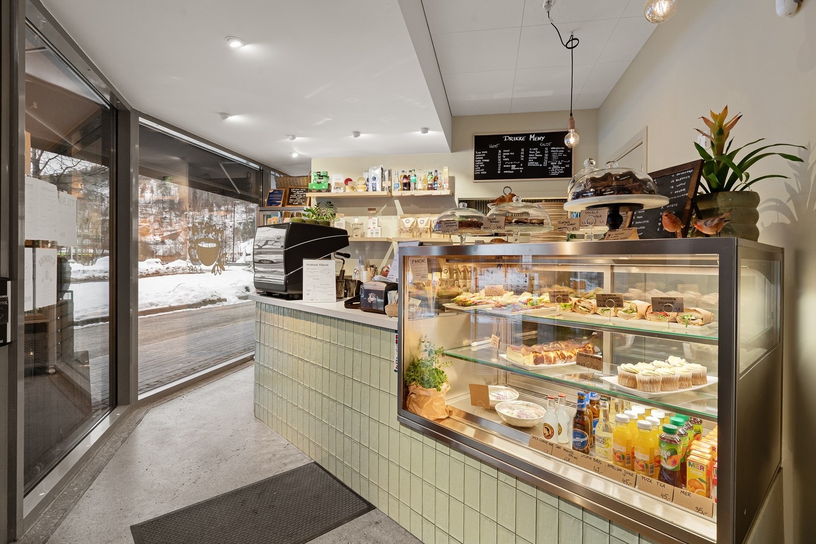 Ved Heggeodden finner du en koselig café. Galleribilde