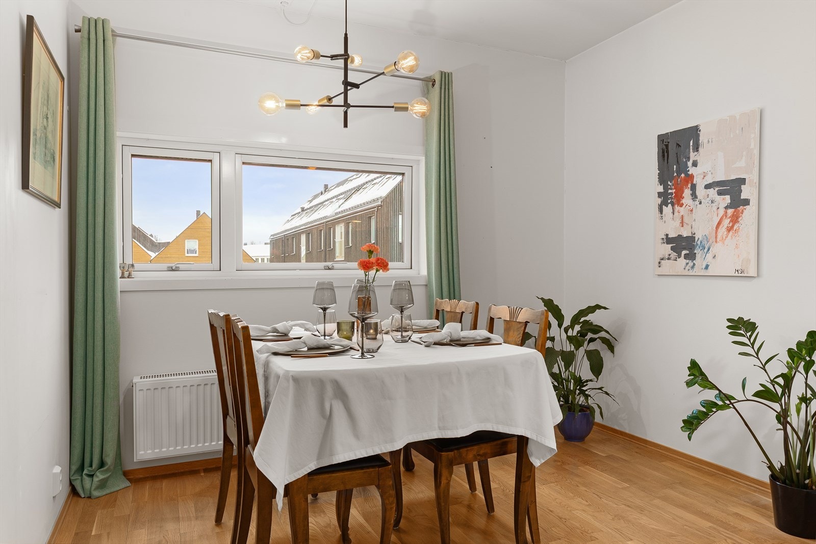 Rommet har naturlig soneinndeling, der spisestuen ligger i tilknytning til kjøkkenet, noe som gir en praktisk og sosial planløsning. Her var det opprinnelig et tredje soverom, som kan reetableres ved behov. Galleribilde