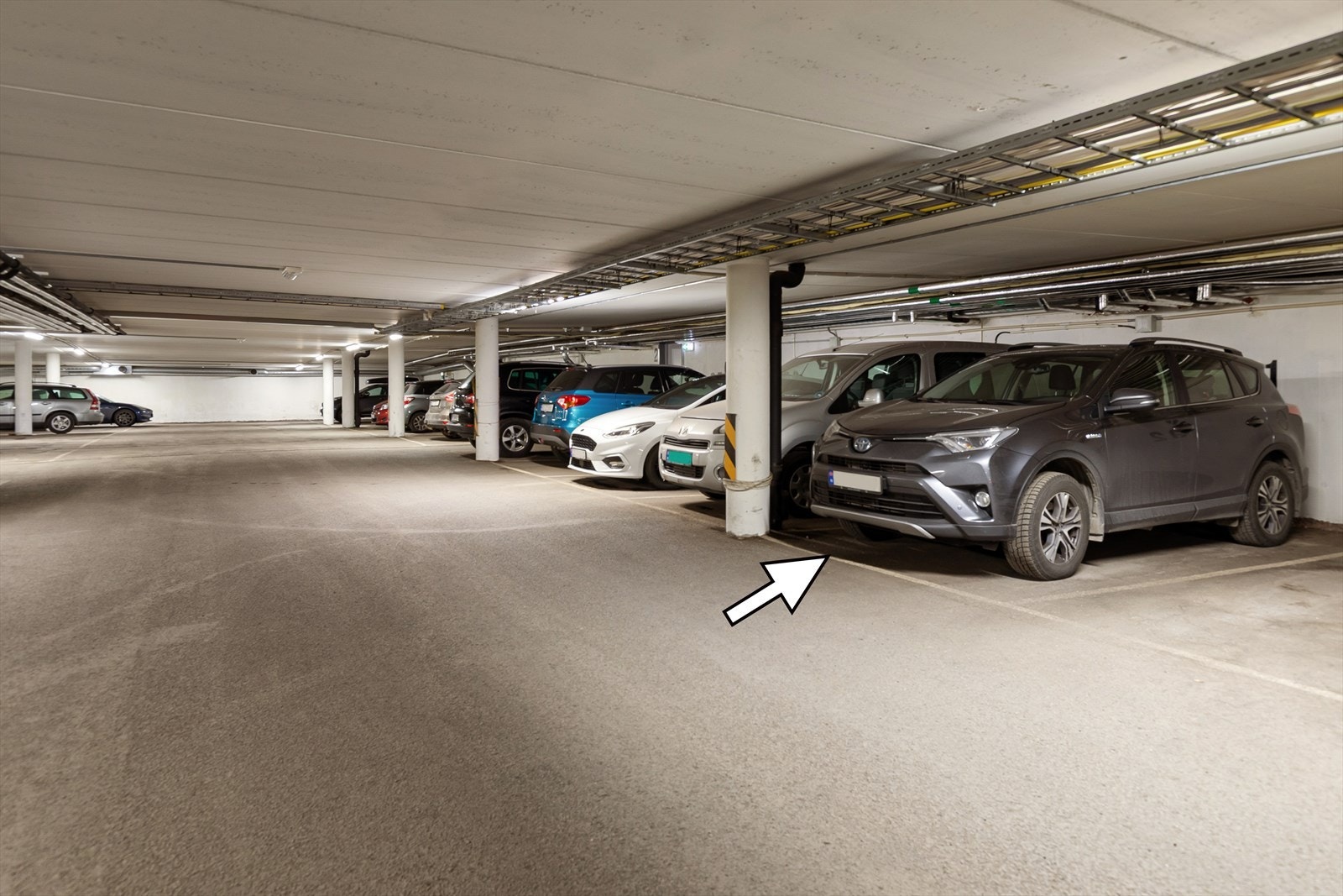 Iht. sameiets vedtekter disponerer hver boligseksjon én biloppstillingsplass i felles garasjekjeller. Forretningsfører opplyser om at leiligheten disponerer plass nr. 91. Galleribilde