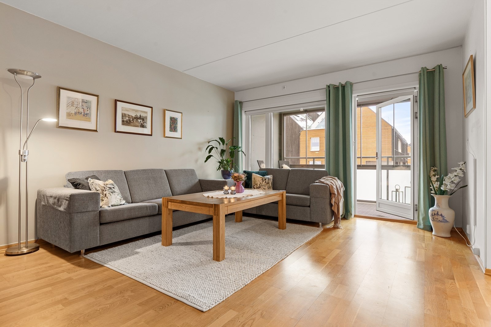 Stue og spisestue er utformet i en åpen og romslig løsning med gode møbleringsmuligheter. Galleribilde