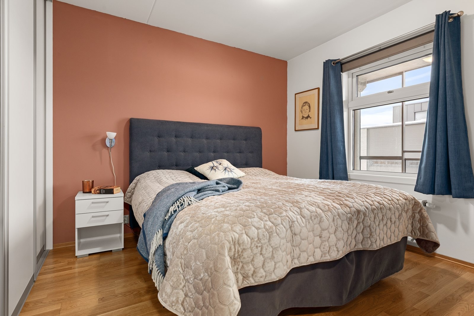 Leiligheten har i dag to soverom av god størrelse. Hovedsoverommet har god plass til dobbeltseng og tilhørende møblement. Galleribilde