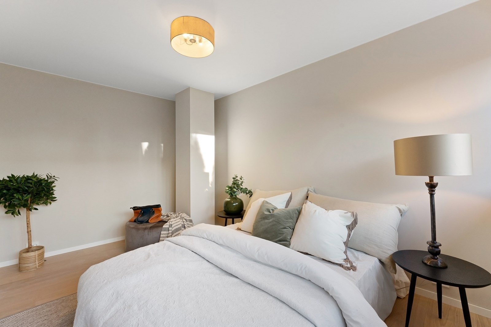 Her er det behagelig dagslys med store vindusflater og lyse overflater. Galleribilde