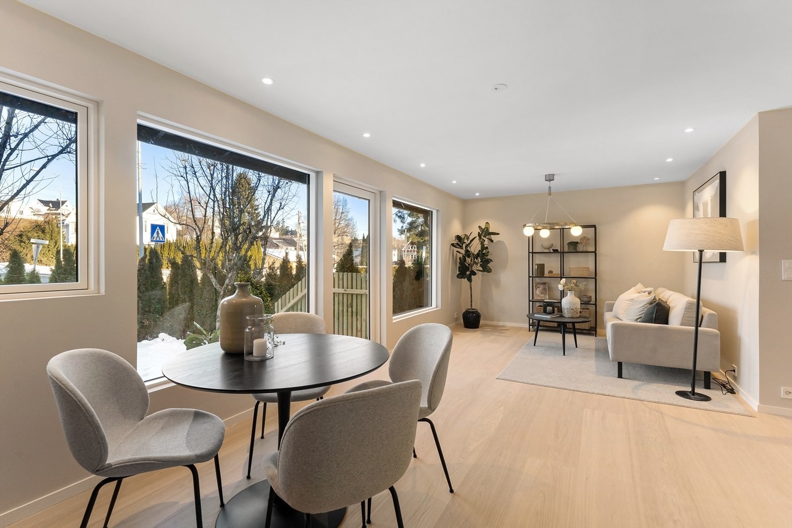 Lekker 1-stavs eikeparkett strekker seg gjennom boligen. Galleribilde