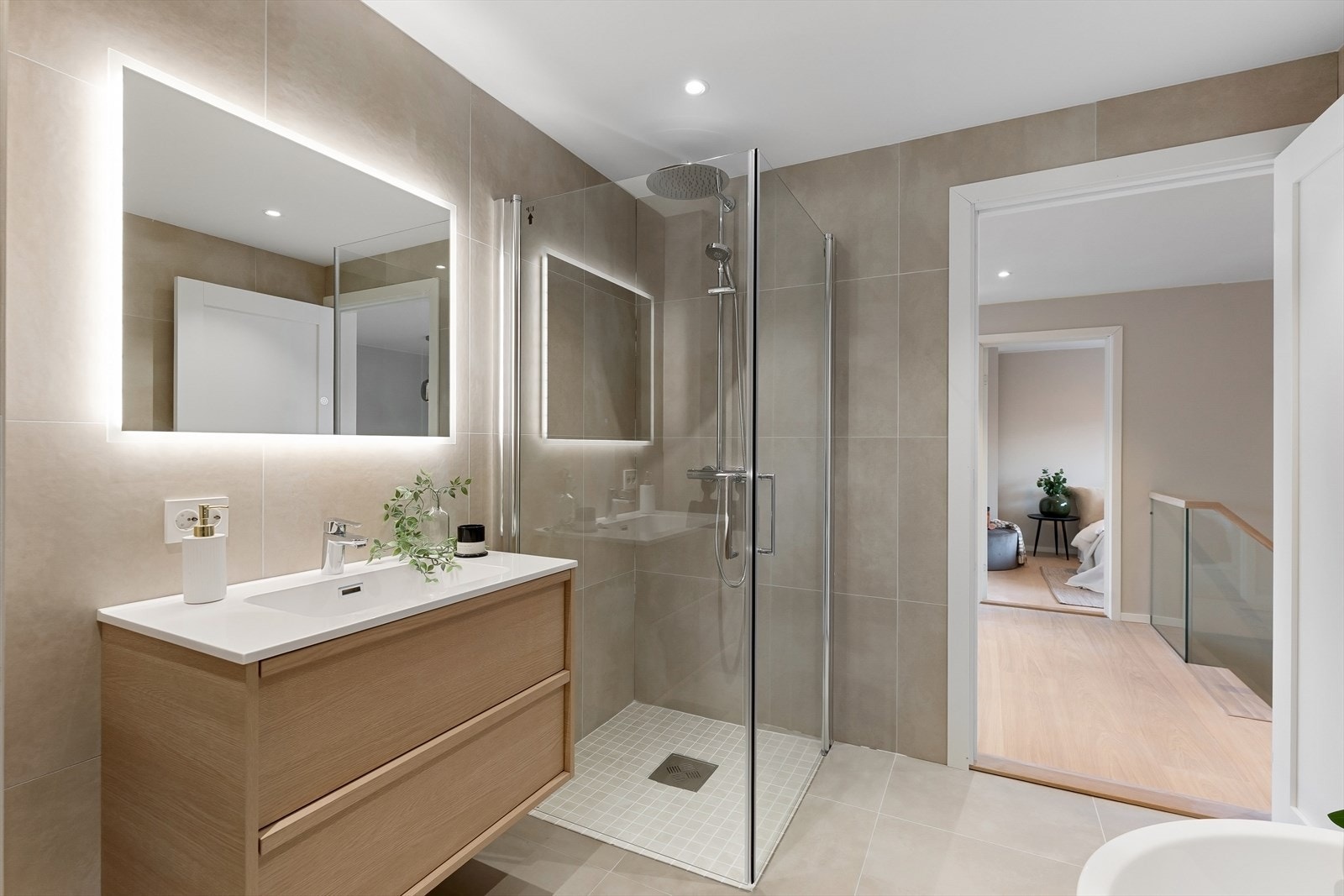 Badet består av flislagt gulv med varmekabler, flislagte vegger og malt himling. Galleribilde