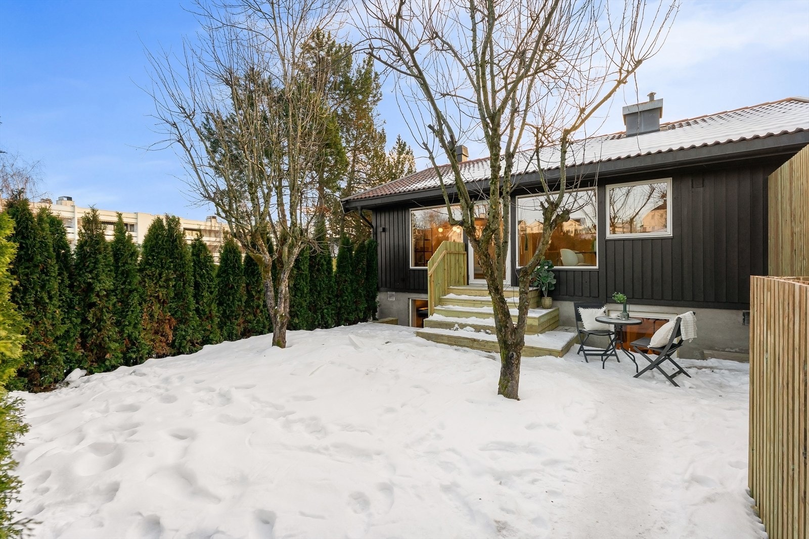 Her er det god plass til diverse utemøbler. Galleribilde