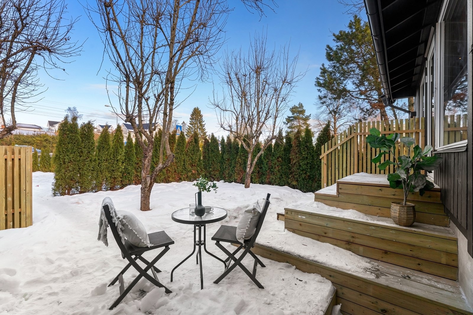 Med romslige terrasser på hver side av huset, får man sol fra morgen til kveld. Galleribilde