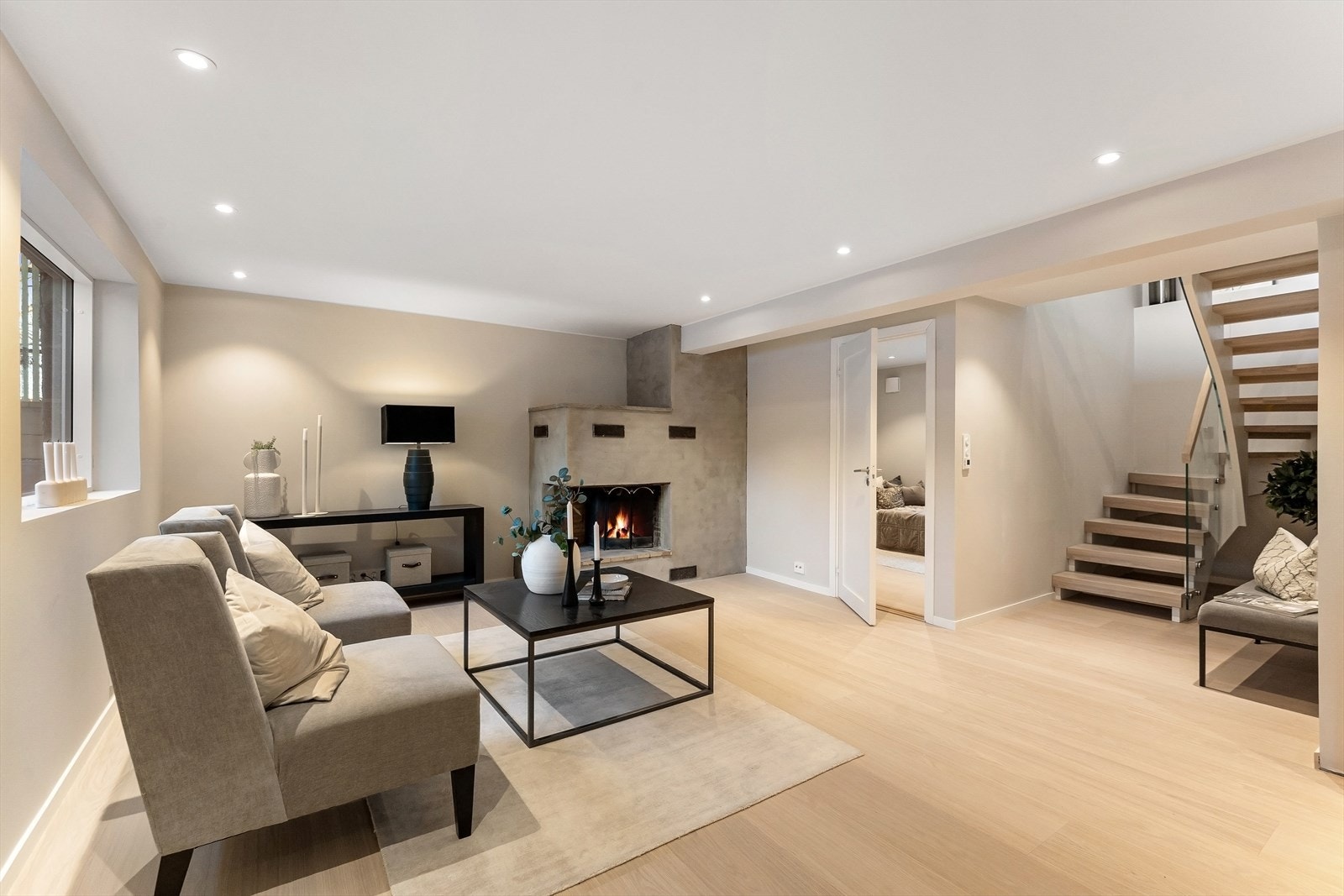 Kjellerstuen (godkjent varig opphold) er romslig med god plass til sofagruppe og annet møblement. Galleribilde